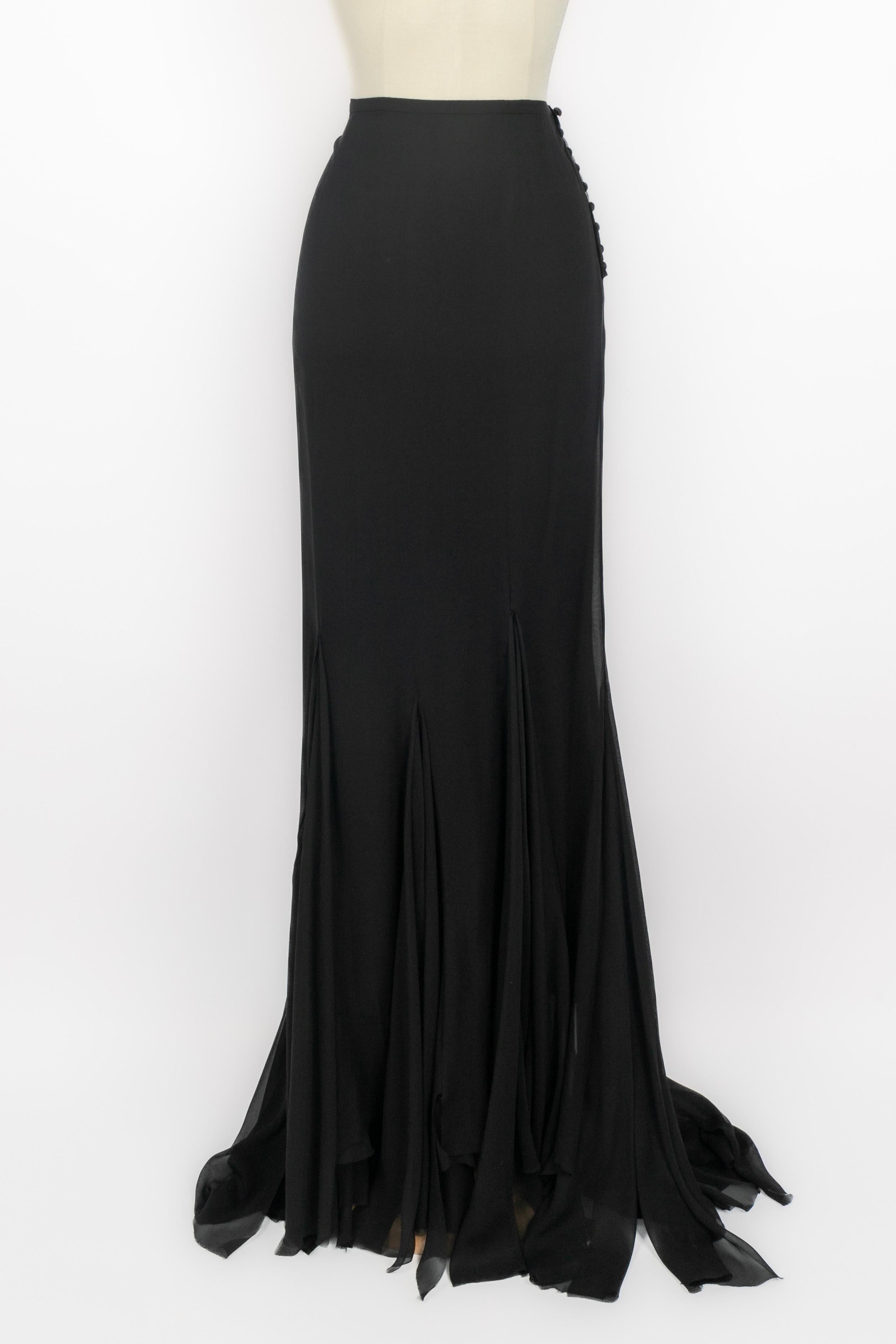 PUCCI - (Made in Italy) Long flowing black silk skirt ornamented with low cut flounces. Zip fastening. Size 42IT.

Condition:
Very good condition

Dimensions:
Waist: 35 cm - Length: 150 cm

SKU:FJ196