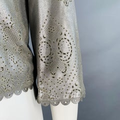 EMILIO PUCCI – Veste Peter Pan en cuir perforé argenté, étiquette « FR 40 » – Vendue telle quelle