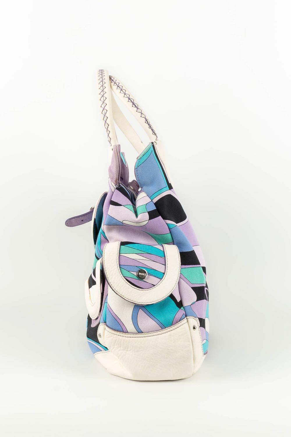 Pucci - (Fabriqué en Italie) Sac en cuir et toile multicolore. Bon état général, à signaler les signes d'usure présents.

Informations complémentaires : 
Dimensions : Hauteur : 30 cm, Longueur : 39 cm, Profondeur : 12 cm : Hauteur : 30 cm, Longueur