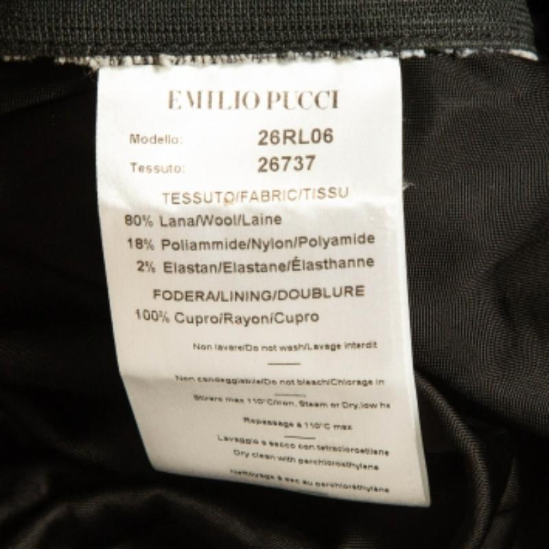 El fino arte y la silueta femenina de este vestido de diseño exhiben la impecable artesanía de sastrería de la marca. Está confeccionado con materiales de calidad, tiene un buen ajuste y se puede combinar fácilmente con accesorios elegantes,