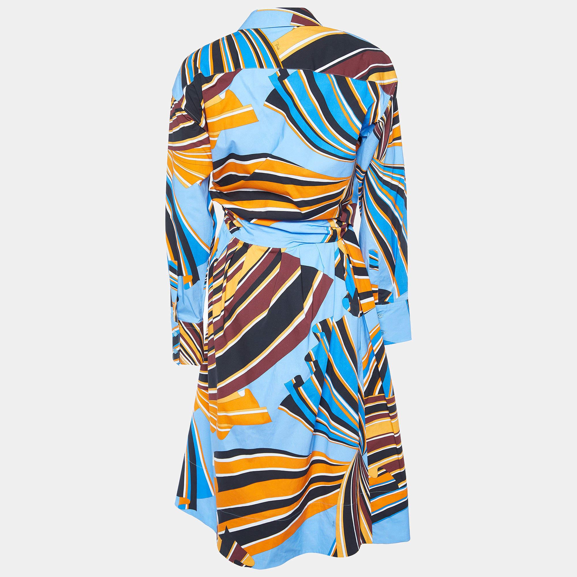Affichez un look élégant en portant cette magnifique robe de créateur. Taillée dans un tissu fin, cette robe présente une silhouette chic pour une coupe cadrée. Coiffez cette création d'accessoires chics et d'escarpins.
