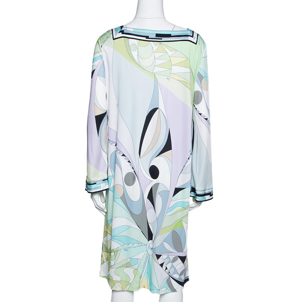 This Emilio Pucci dress comes with an uncompromisingly exceptional design. Masterfully made, the shift dress features long sleeves, a square neckline and prints in varied colours spread all over.

