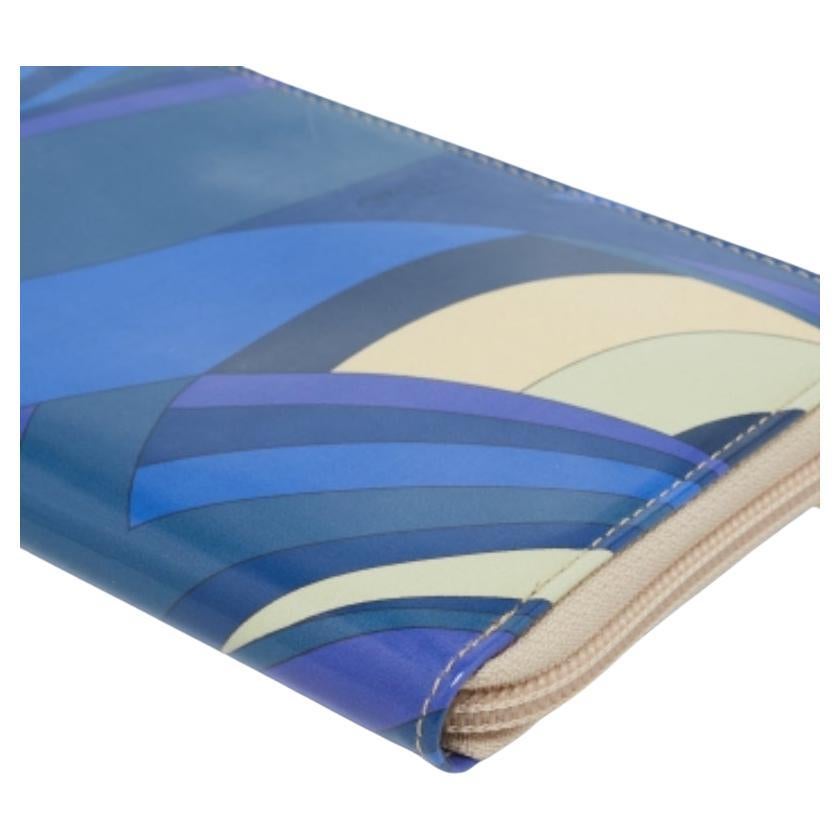 The printed patent leather construction gives this wallet an instant look of luxury. It features a simple zipper to secure the well-equipped interior. This Emilio Pucci creation will easily fit into your everyday bags.