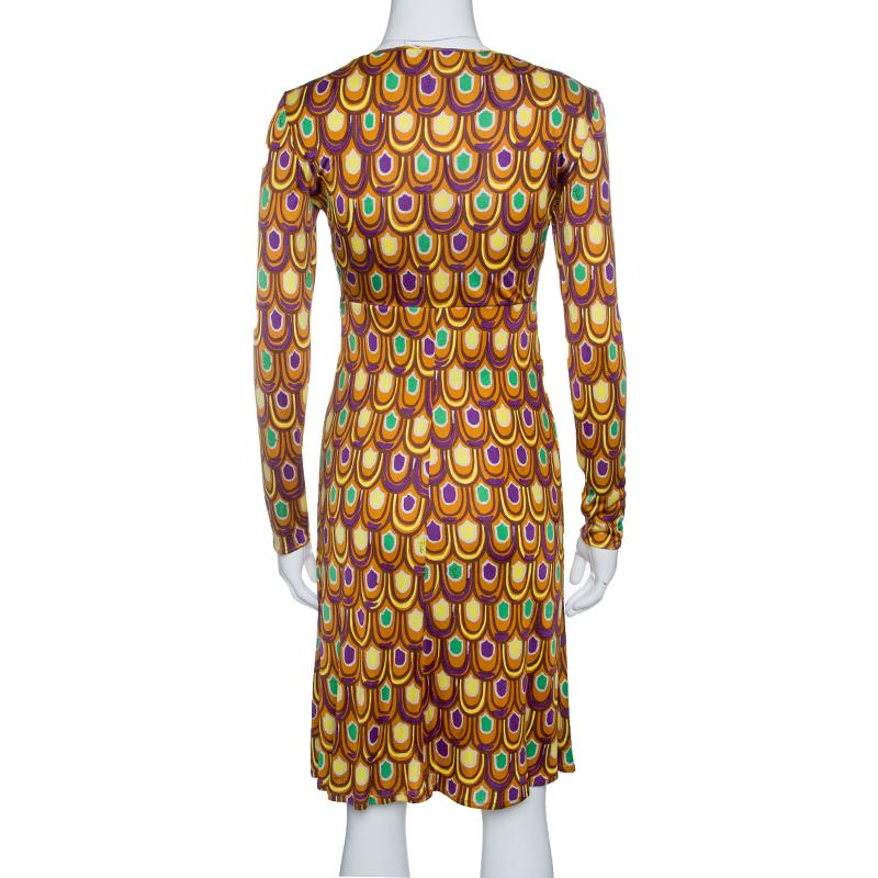 A lovely multicoloured print gives an eye-catching style to this dress by Emilio Pucci. Tailored from pure silk, it features fitted bodice featuring a slightly draped style with long sleeves and a comfortable length. It will look fabulous with