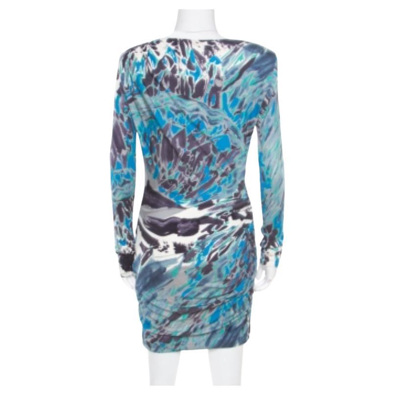 Cette magnifique robe d'Emilio Pucci ne manquera pas de susciter l'admiration de tous ! Confectionnée en 100 % soie, la robe présente une silhouette flatteuse avec des détails de drapé très élégants et des épaules puissantes. Vous pouvez assembler