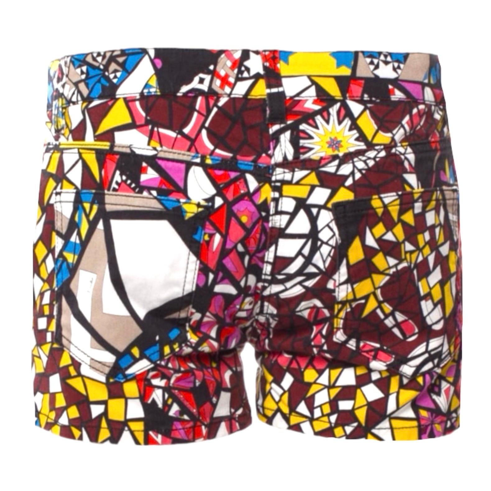 A stunning shorts by Emilio Pucci
This shorts feature the Pucci signature print
So versatile - matches with many colors
