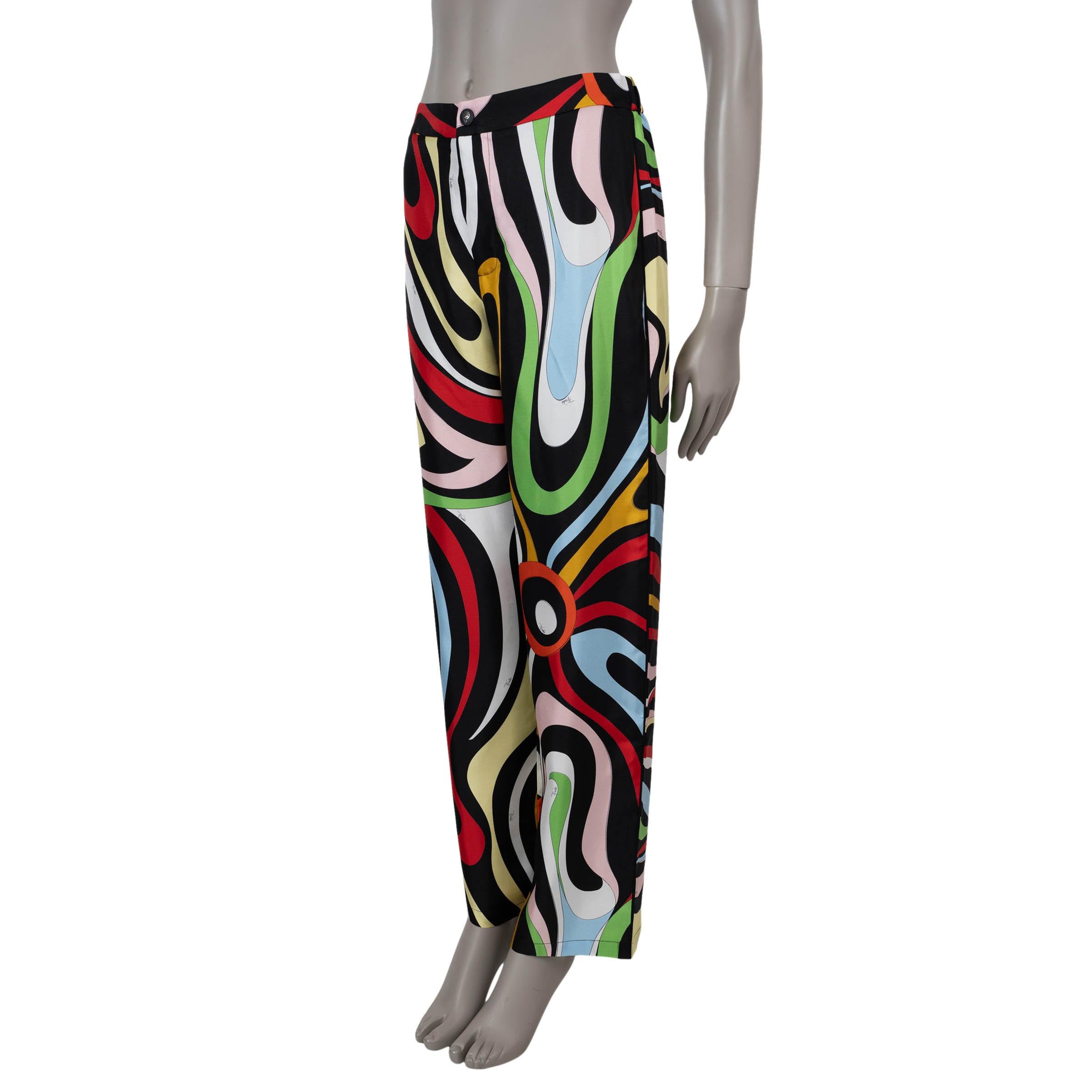 Este pantalón 100% auténtico de Emilio Pucci en seda estampada Marmo negra y multicolor (100%) muestra los icónicos motivos arremolinados de la marca. Diseñados con cintura alta y perneras anchas y rectas, ofrecen una silueta chic sin esfuerzo. Con