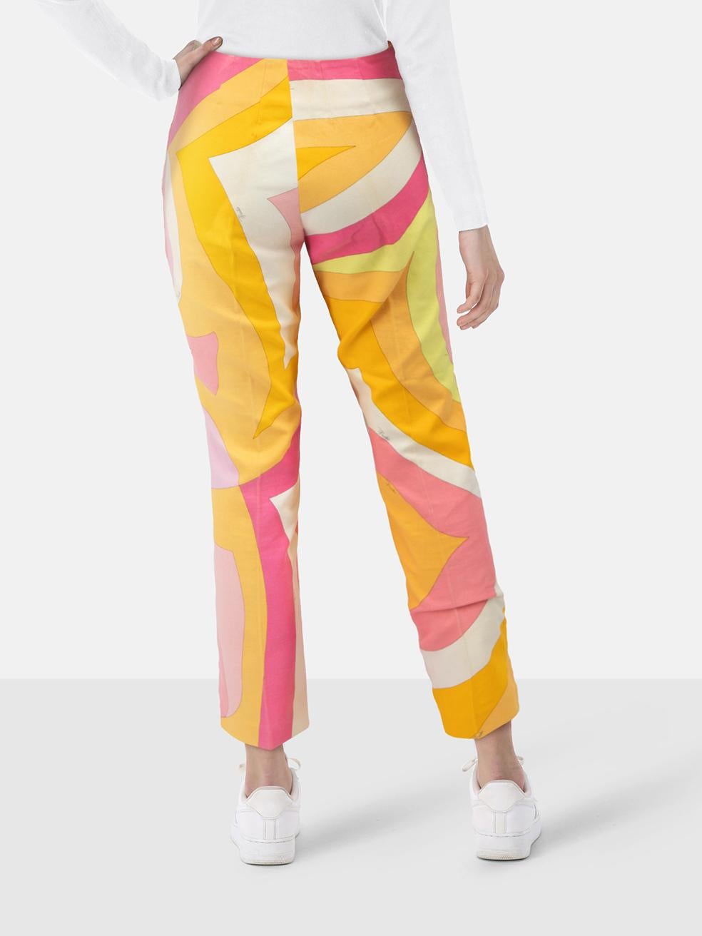 L'ÉTAT est très bon. L'usure minimale du pantalon est évidente. Usure minimale à l'avant et à l'arrière des deux jambes où la décoloration peut être vu sur cet Emilio Pucci designer occasion de revente. Les décolorations peuvent nécessiter un lavage