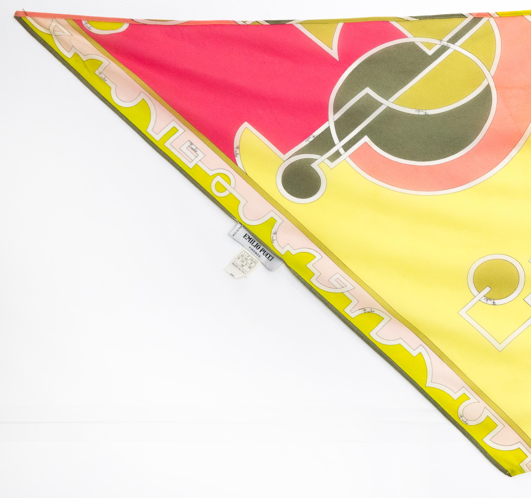 Emilio Pucci Pañuelo triangular de seda multicolor con estampado geométrico psicodélico y firma Pucci. 
Alrededor del año 2000
En buen estado vintage. Fabricado en Italia.
115 cm X 52 cm
Le garantizamos que recibirá  artículo icónico como se
