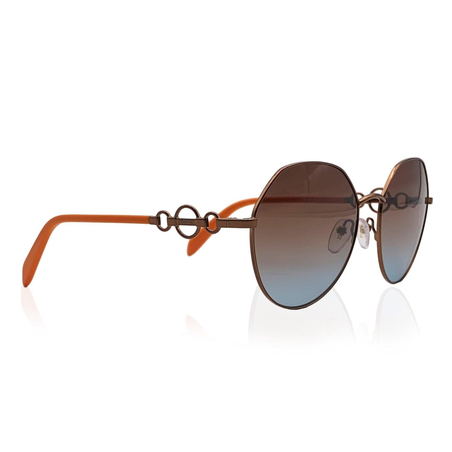 Wunderschöne Damen-Sonnenbrille entworfen von Emilio Pucci, mod. EP 0150 - 36 F. Abgerundeter Bronze-Metallrahmen mit orangefarbenen Bügeln. Hochwertige braune Original-Gläser mit Farbverlauf, 100% UV-Schutz. Importiert Details MATERIAL: Metall