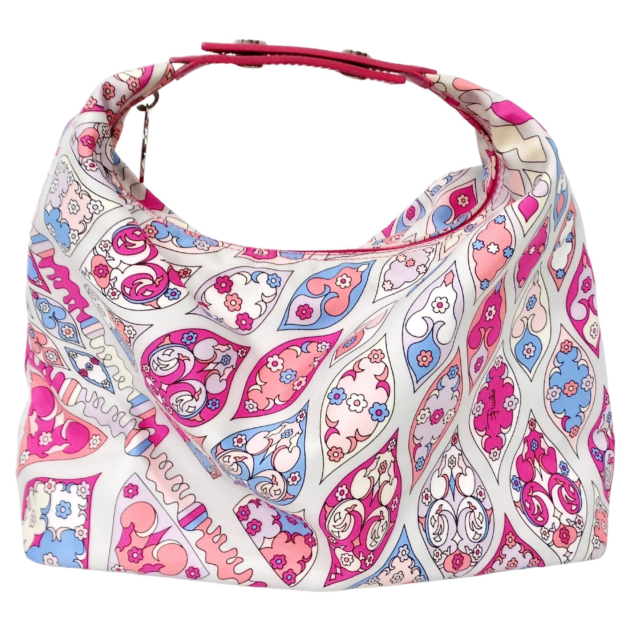 La Emilio Pucci Nylon Abstract Floral Print Top Handle Bag dell'anno 2000 è un accessorio vibrante e da collezione che cattura magnificamente lo spirito giocoso e sofisticato della moda dei primi anni 2000. Realizzata in nylon resistente, questa