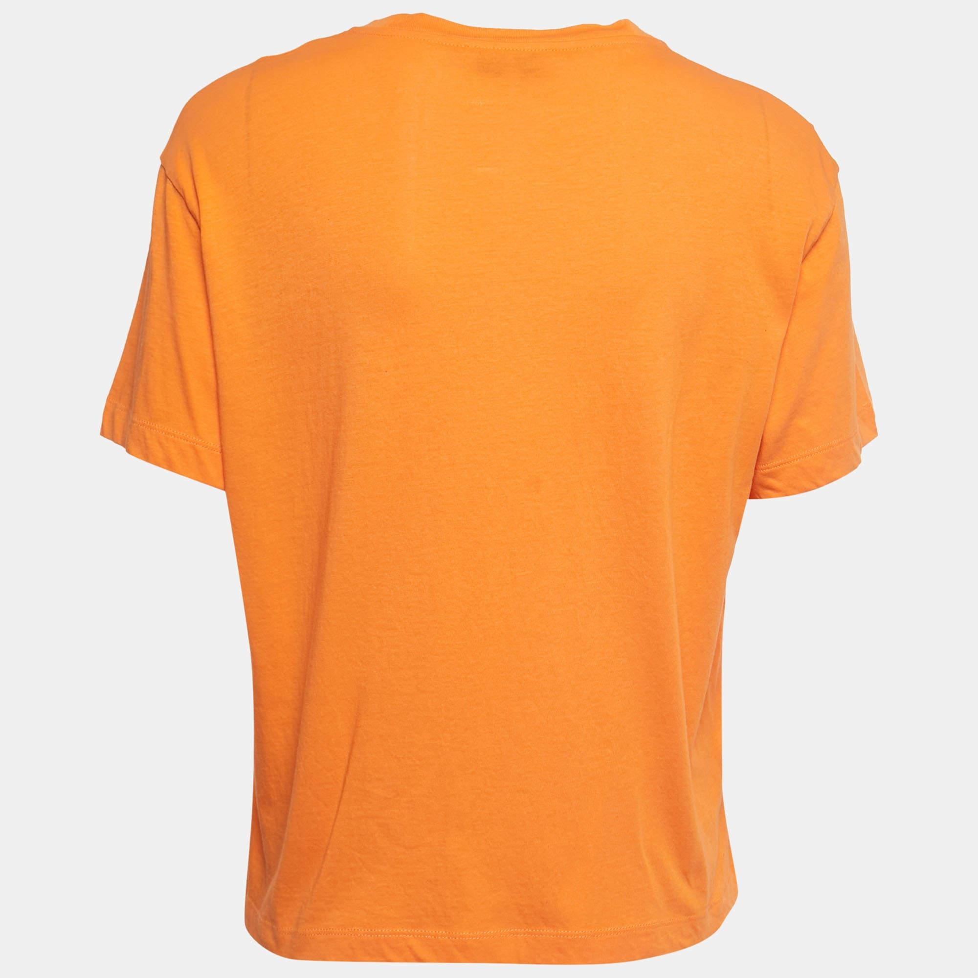 A perfect combination of comfort, luxury, and style, this designer t-shirt is a must-have piece! Made from quality materials, the creation can be styled with denim pants and sneakers for a cool look.