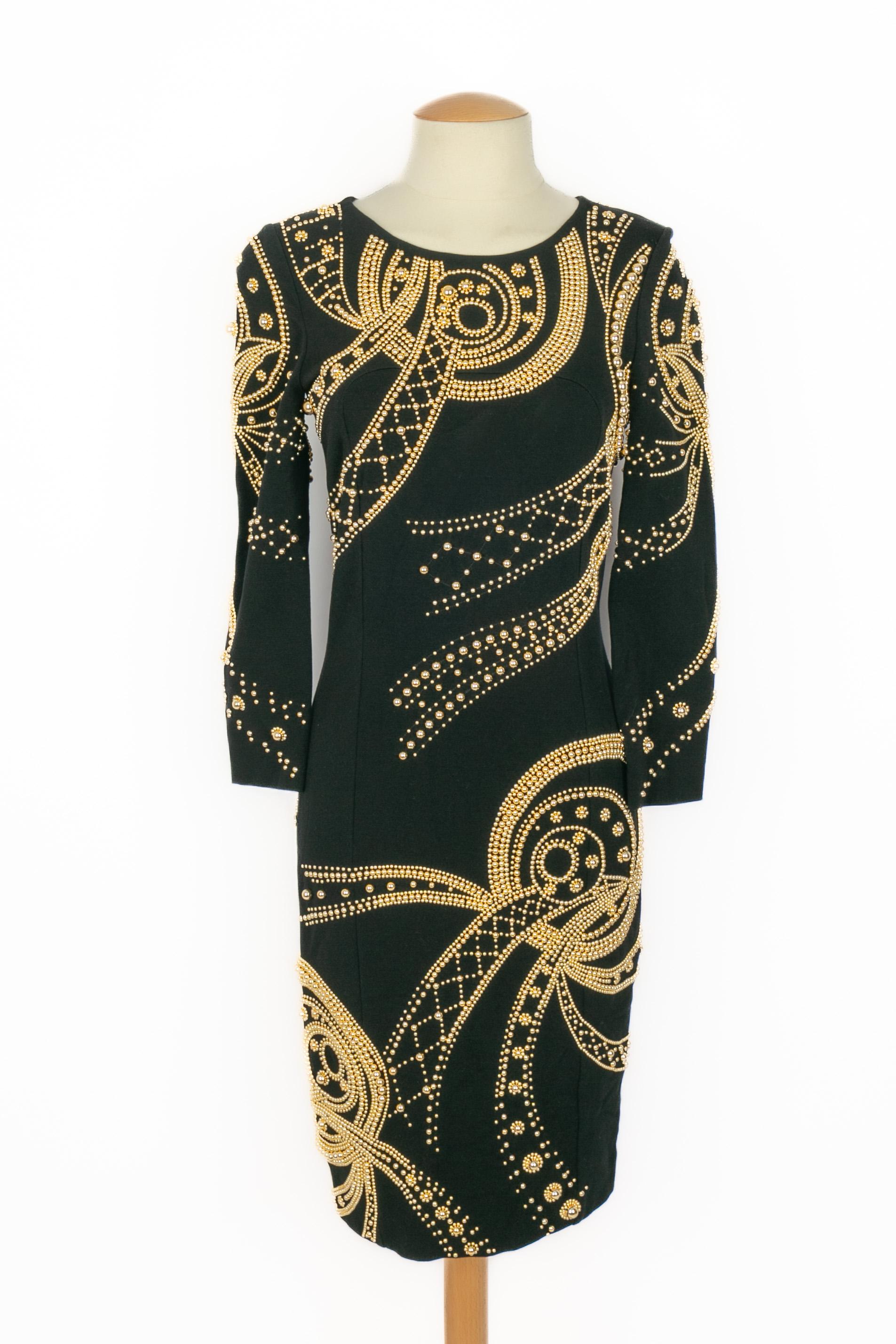 EMILIO PUCCI - (Made in Italy) Abito nero di media lunghezza ricamato con perle dorate. Indicata la taglia 38FR.

Condizioni:
Ottime condizioni

Dimensioni:
Larghezza spalle: 43 cm - Petto: 39 cm - Vita: 33 cm - Fianchi: 40 cm - Lunghezza maniche: