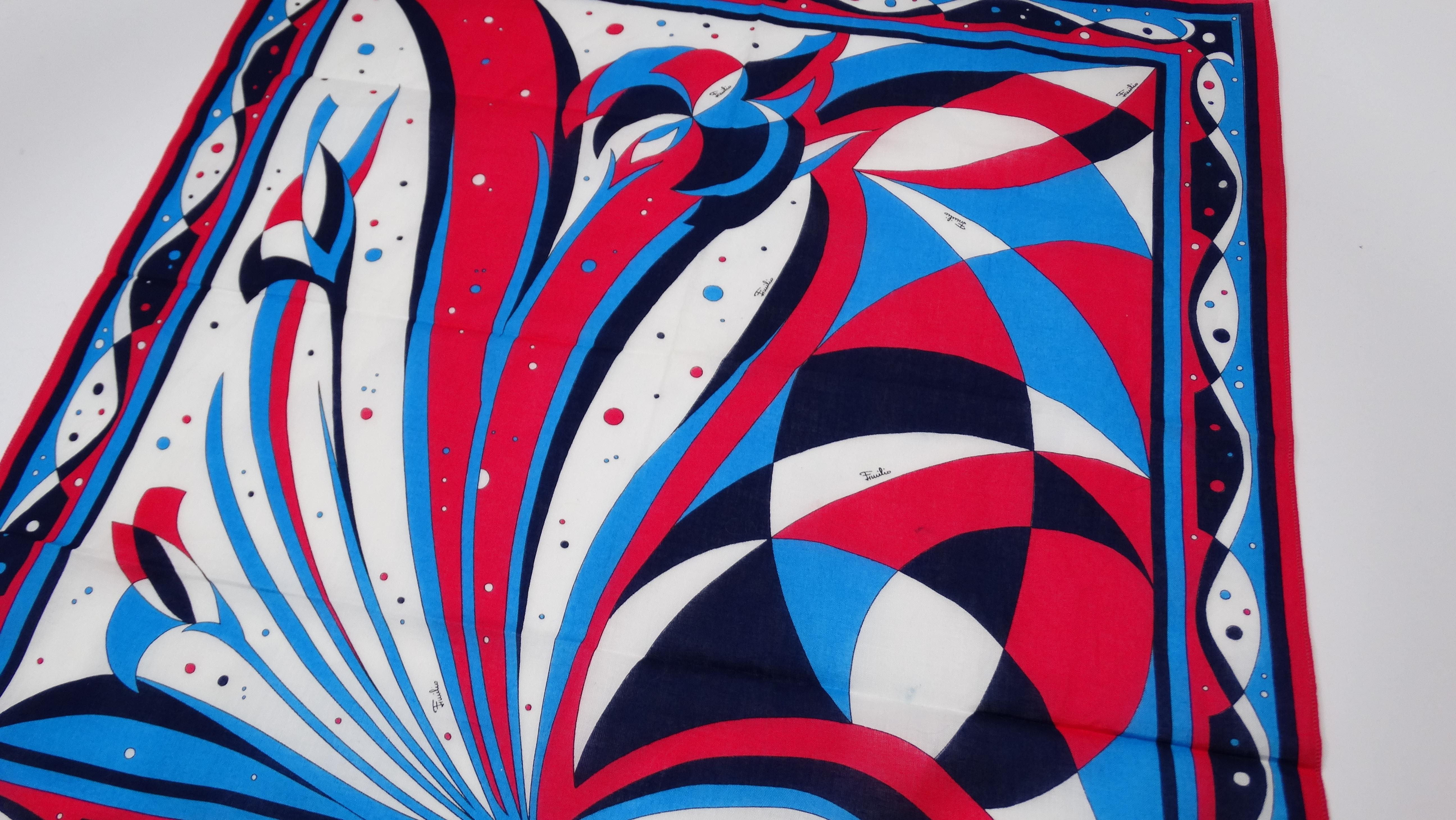 Ergänzen Sie Ihre Sammlung mit diesem Pucci! Dieser bezaubernde Baumwollschal aus den 1960er Jahren zeigt eines von Puccis charakteristischen abstrakten geometrischen Mustern mit kontrastierenden Blau- und Rosatönen. Geometrischer Besatz entlang des