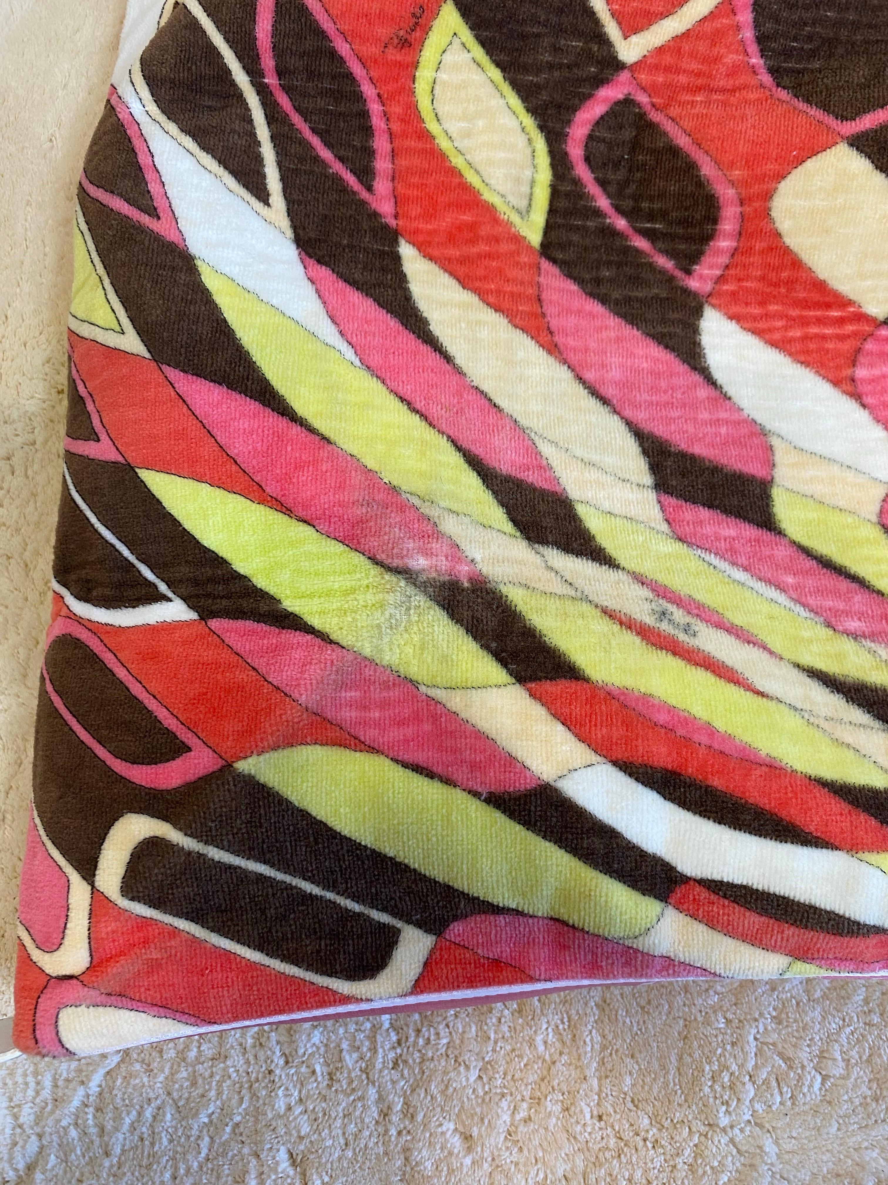 Emilio Pucci Tasche mit rosa Details.
Verschluss mit Spitze.
Breite 48 cm.
Höhe 50 cm.
Guter Zustand, hat Mängel wie auf dem Foto gezeigt.