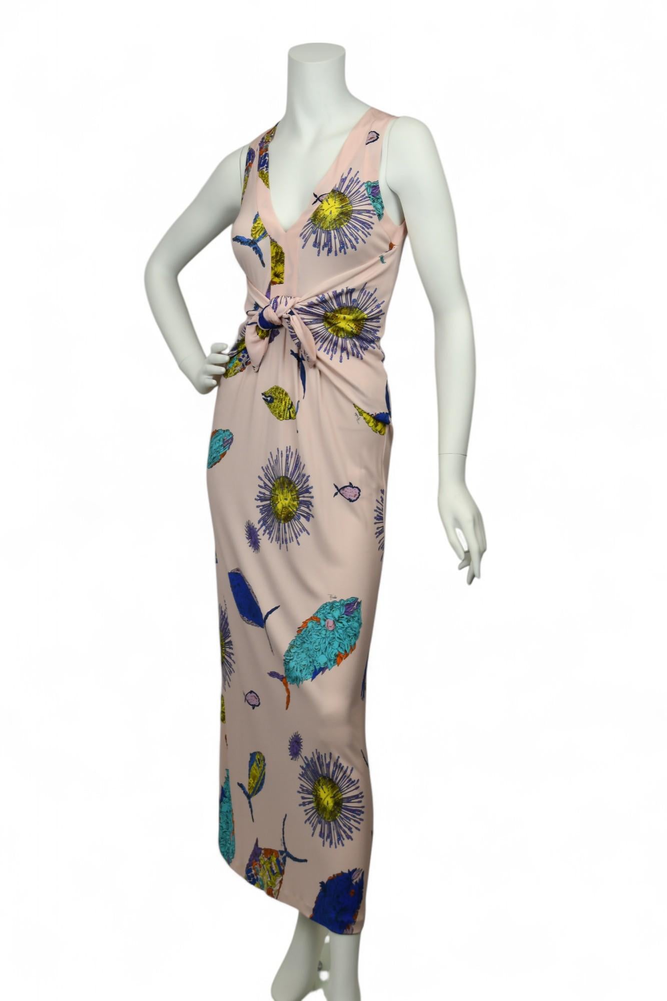 Plongez dans une élégance audacieuse avec cette robe longue sans manches d'Emilio Pucci, dotée de l'imprimé ludique signature de la marque dans un motif sous-marin fantaisiste. Sur un fond rose chair doux, avec des illustrations marines vibrantes en