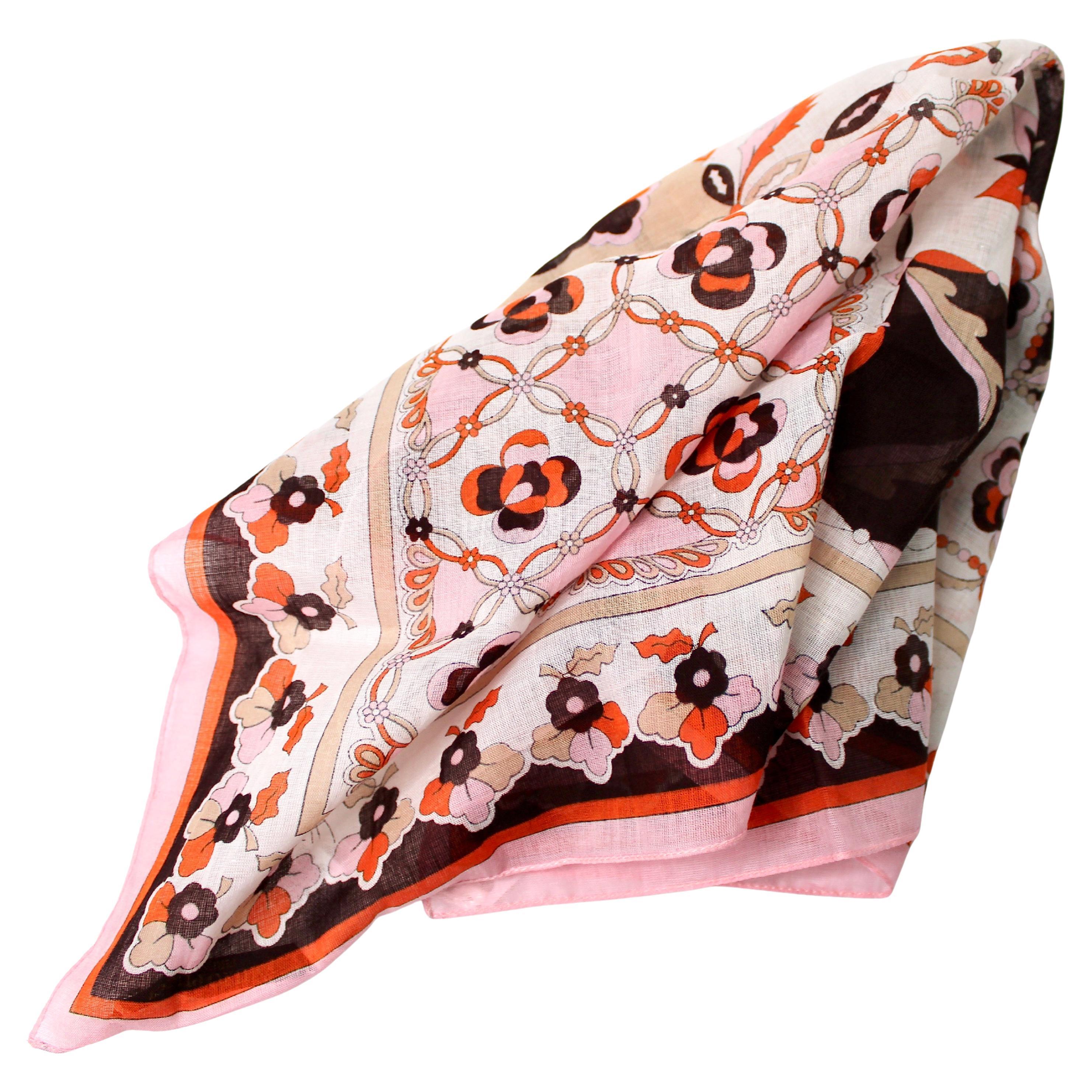 El Pañuelo de Algodón Estampado Rosa, Naranja y Marrón de Emilio Pucci es un accesorio vibrante y lujoso que encarna el estilo característico del icónico diseñador italiano para los estampados atrevidos y las combinaciones de colores vivos.