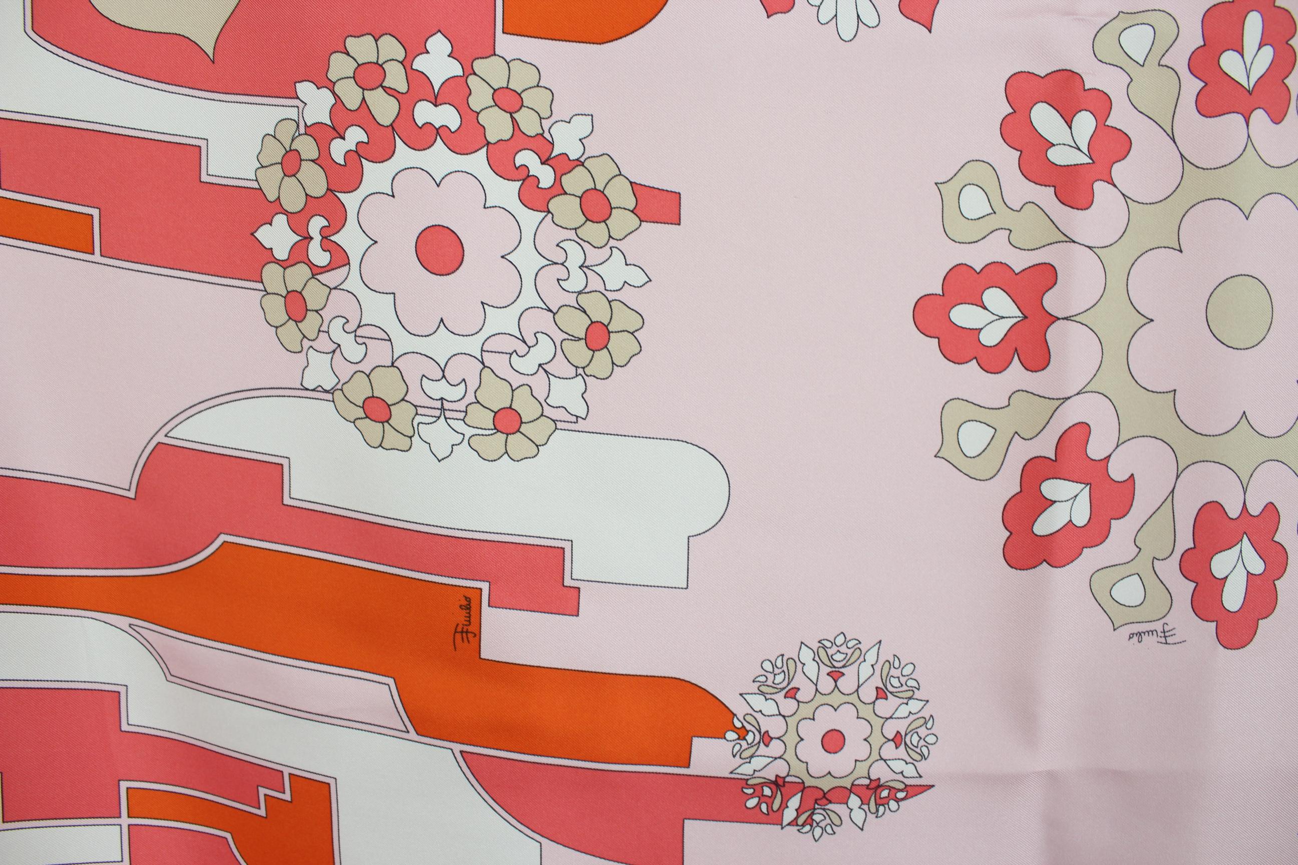 Emilio Pucci elegant vintage 90s scarf. Pink and orange floral motif. 100% silk. Made in Italy. Excellent vintage conditions.

Measures: 88 x 88 cm