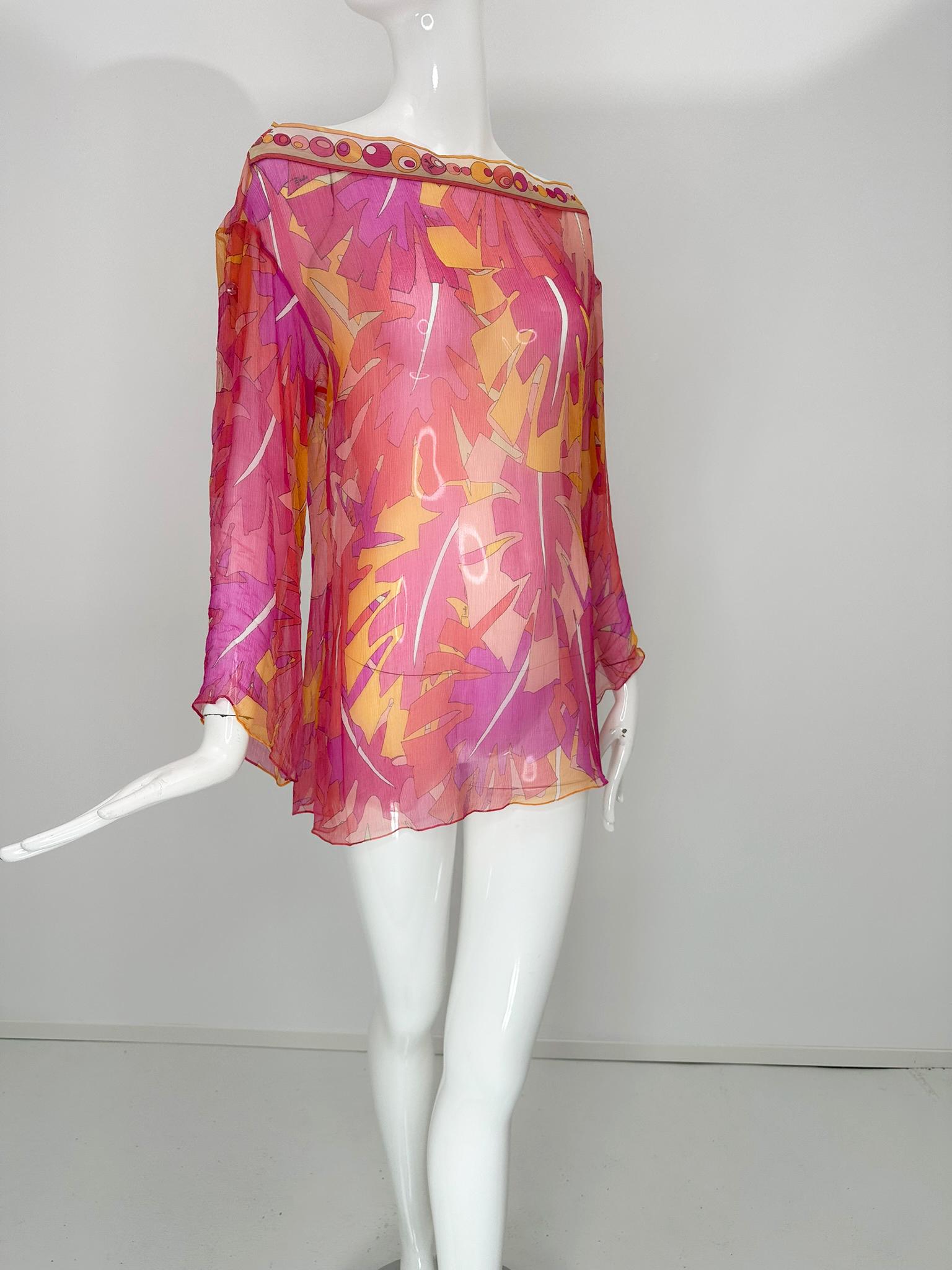 Emilio Pucci, top a tunica in chiffon di seta trasparente rosa stampato e svolazzante
stampato con fogliame tropicale in colori vivaci. Taglia 8US. Top con ampio scollo a contrasto che cade facilmente sulla spalla. Le maniche lunghe sono piene sul
