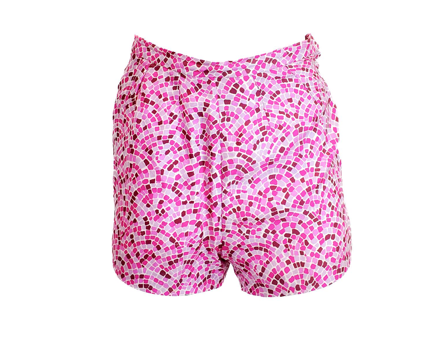 Abraza el verano con estos pantalones cortos de seda estampada rosa de Emilio Pucci, con un diseño vibrante y extravagante que añade un toque juguetón a tu vestuario. Confeccionados en lujosa seda, ofrecen una comodidad ligera y un ajuste