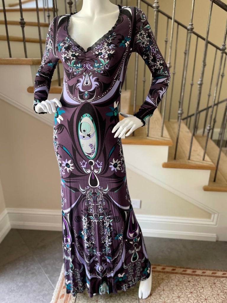 Emilio Pucci Plunging Purple Print Vintage Evening Dress.
This is so pretty, please use the zoom feature to see the details.
Size 8.
Bust 34