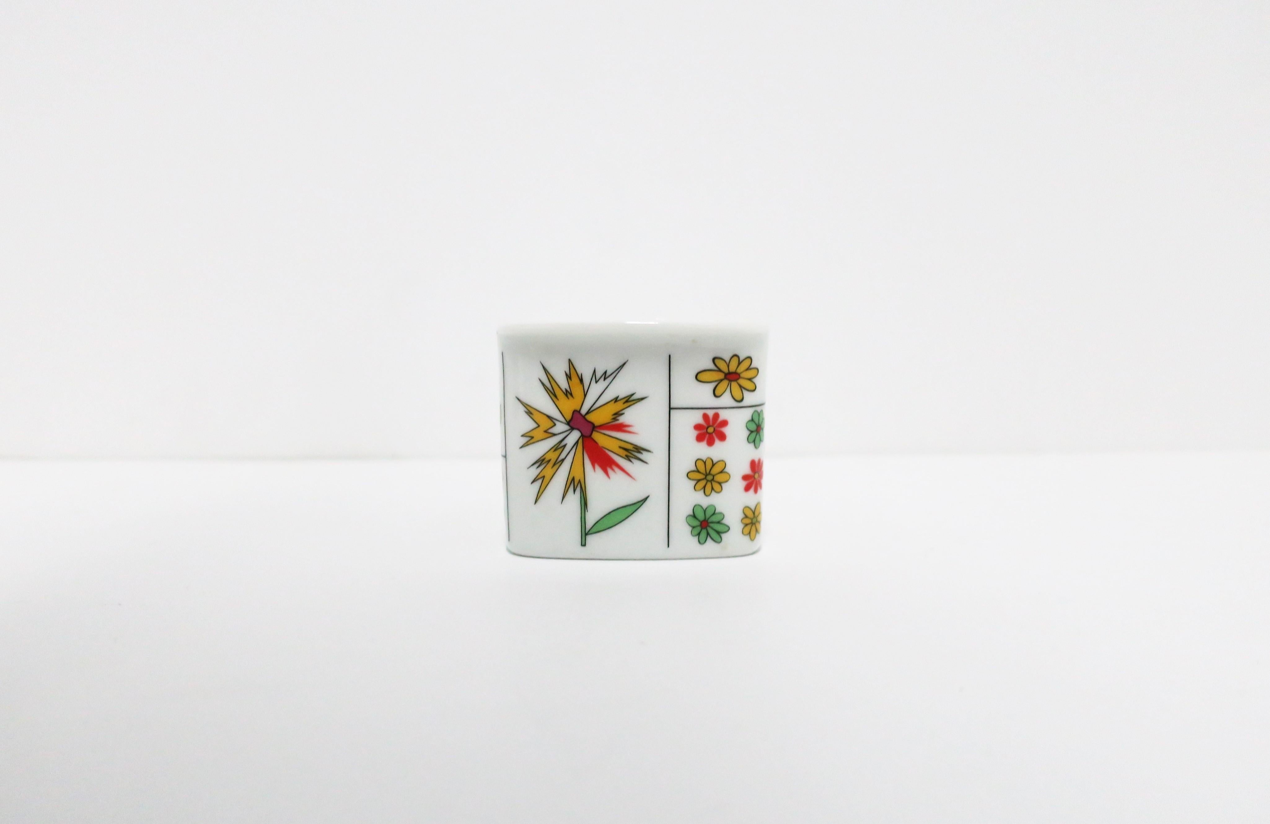 Kleines, schönes Porzellangefäß nach Entwürfen von Hans Theo Baumann und Emilio Pucci für Rosenthal 'Studio-Linie', Berlin, Ende des 20. Jahrhunderts, Deutschland. Es handelt sich um ein glasiertes weißes Porzellan mit einem farbenfrohen Blumen- und