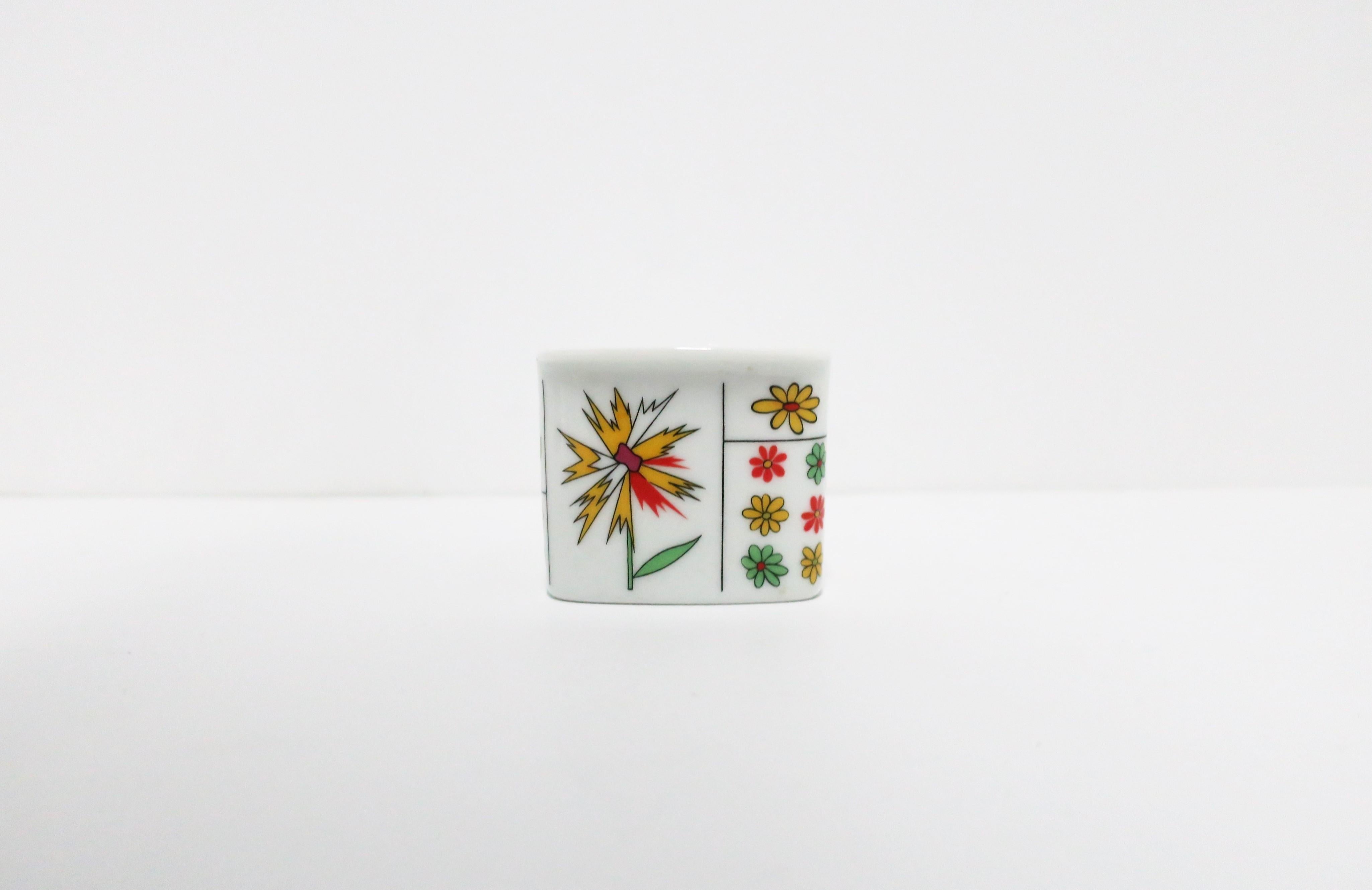 Un petit et beau récipient en porcelaine conçu par Hans Theo Baumann et Emilio Pucci pour Rosenthal 'Studio-Linie', Berlin, vers la fin du 20e siècle, Allemagne. La pièce est une porcelaine blanche émaillée avec un motif coloré de fleurs et de