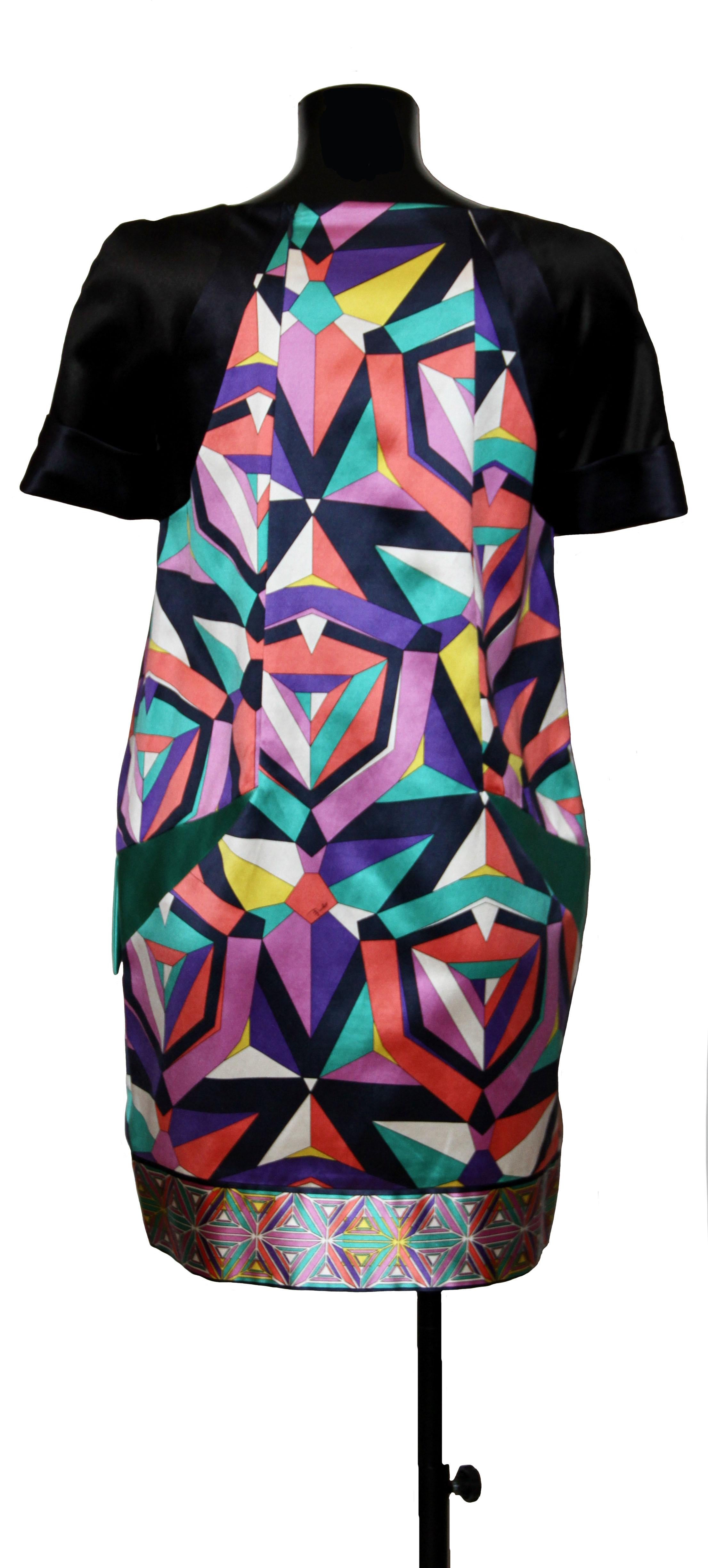 This printed cotton satin dress is a perfect mix of day wear going into the evening.
The slightly shiny fabric is printed with the basic Pucci's colors.
The neckline is round, the sleeve is short and the pockets are flat.

Fabric: 55% cotton, 45%