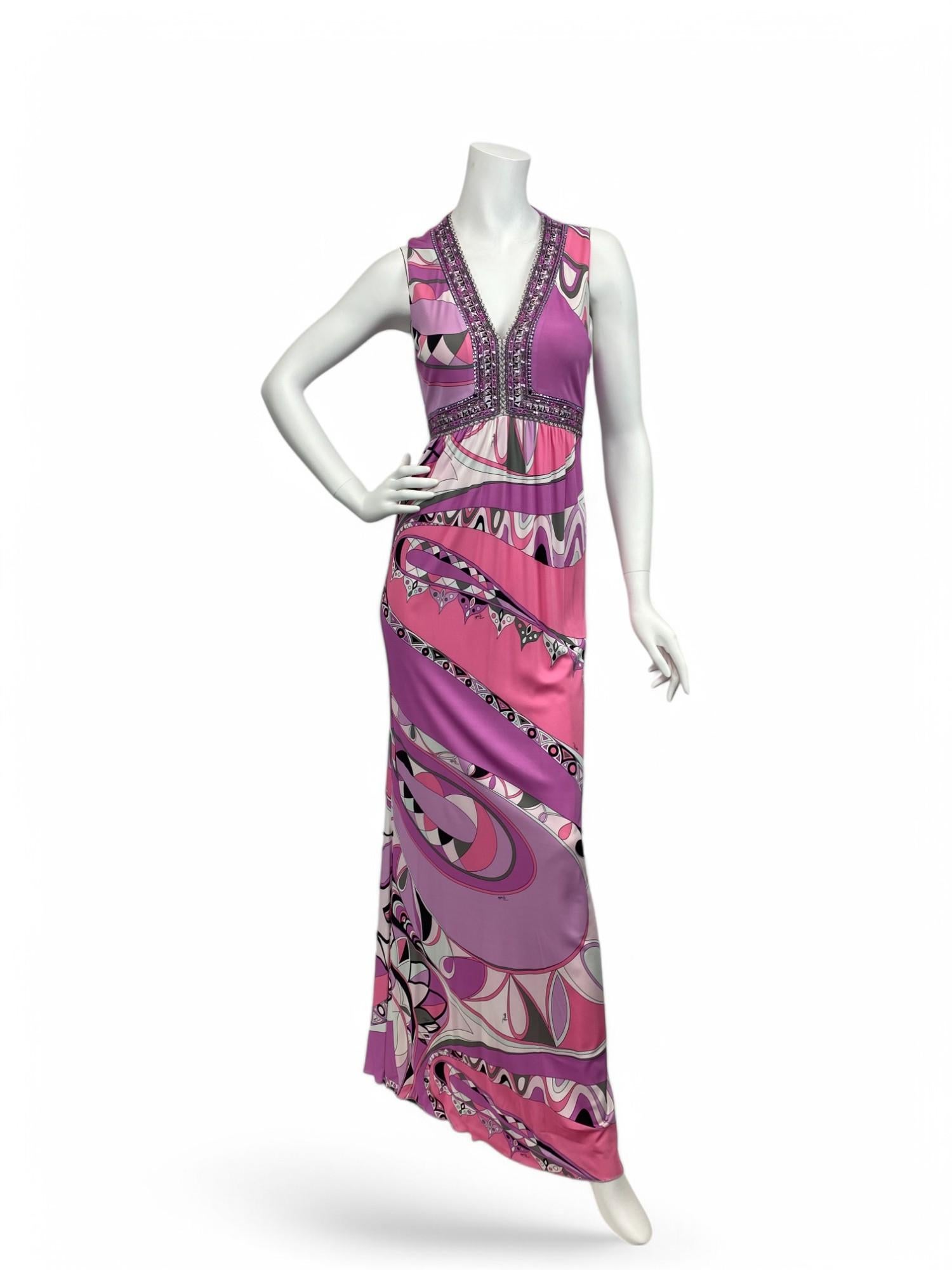 Illustrant à merveille l'esthétique emblématique d'Emilio Pucci, cette robe midi imprimée associe des motifs audacieux et vibrants à un délicat travail de perles pour un effet des plus accrocheurs. Ce modèle présente la silhouette fluide