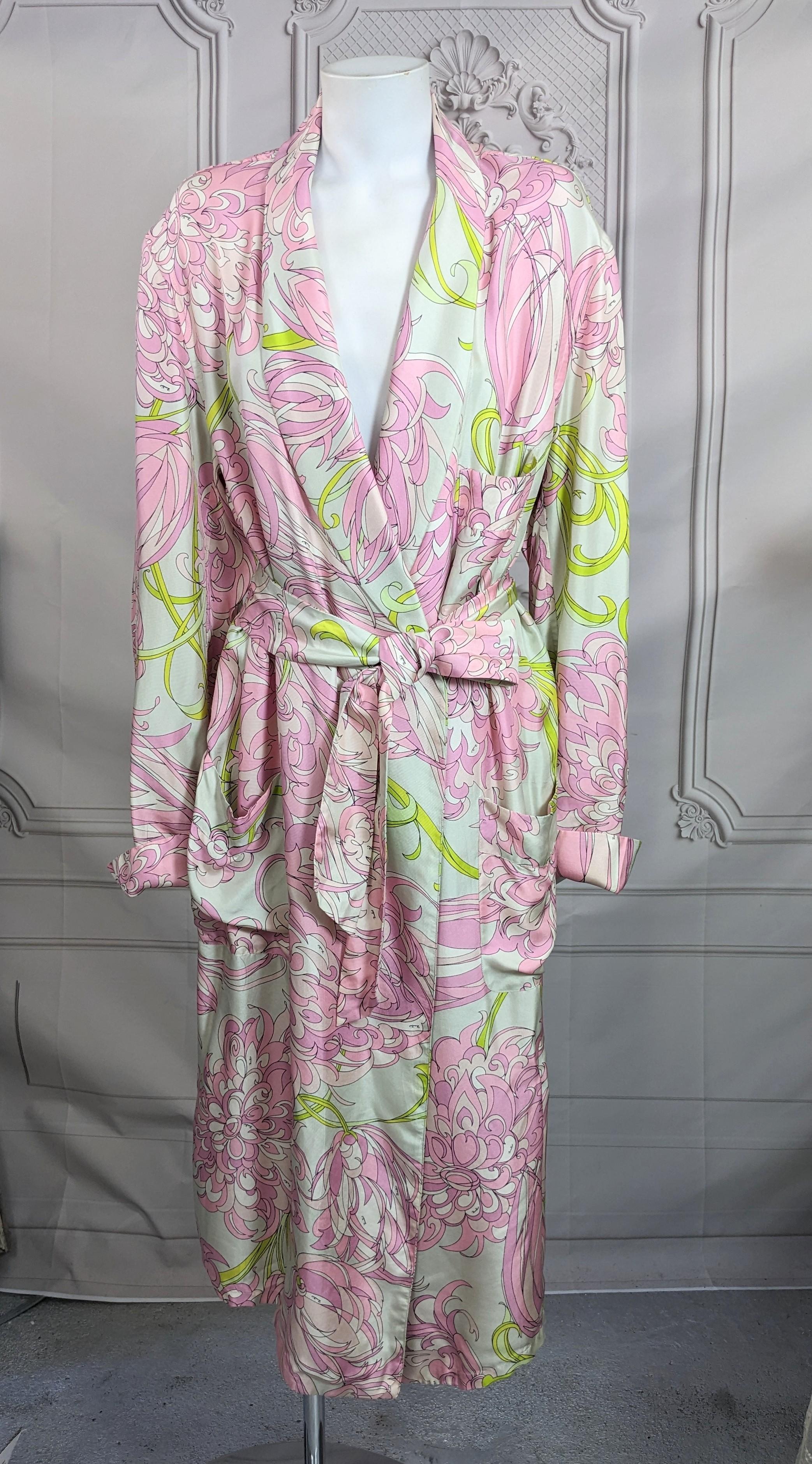 Bata estampada de Emilio Pucci de los años 90. Estampado floral de sarga de seda en rosa y cromo  con cinturón propio. Talla grande. Italia de los años 90. 