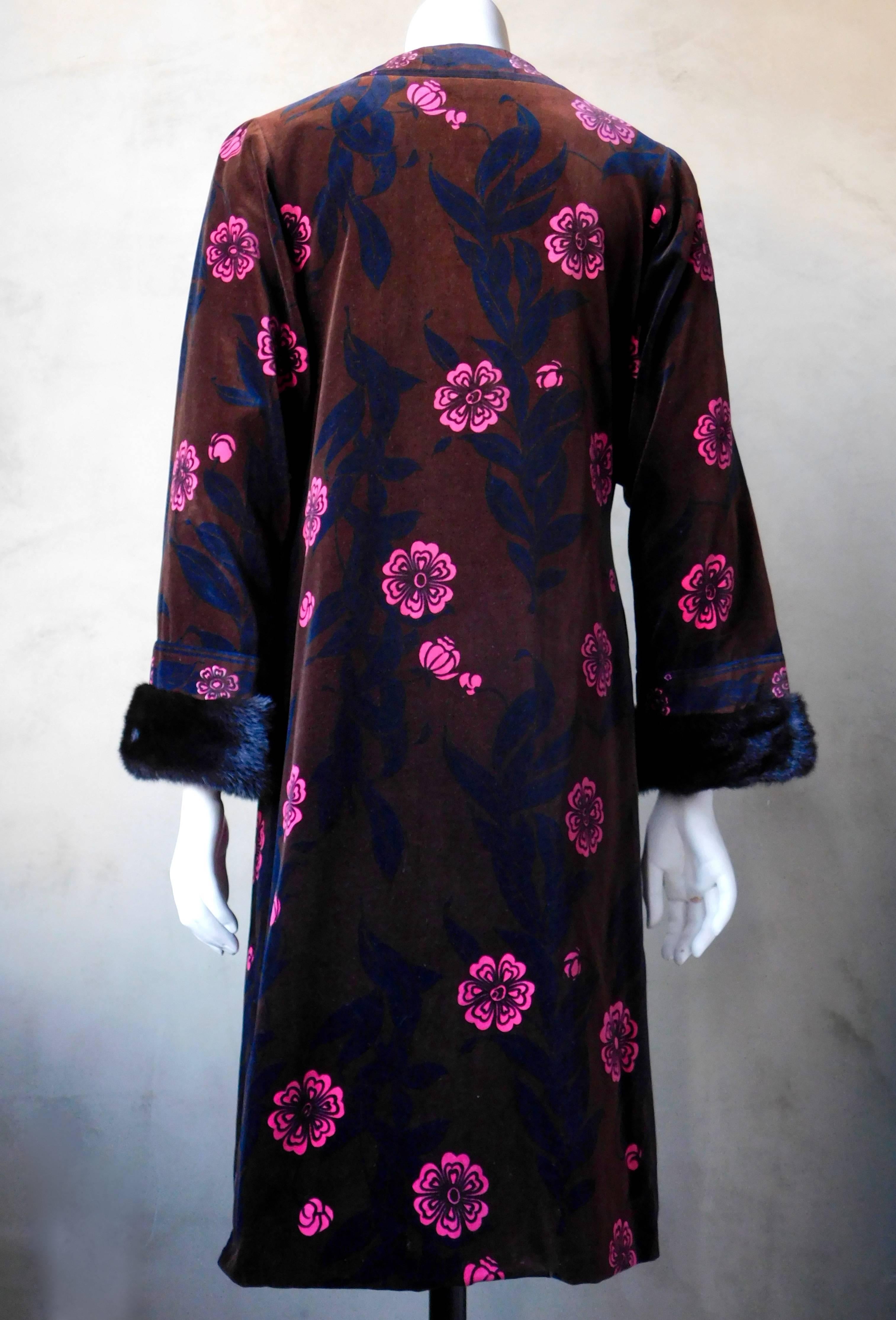 A very rare late 1960's Emilio Pucci printed velvet coat with mink cuffs. Chic climbing vine print in subdued black and brown with hot pink flowers.
The coat has side slits and covered buttons. 
In very good condition and ready to wear!
Fits size