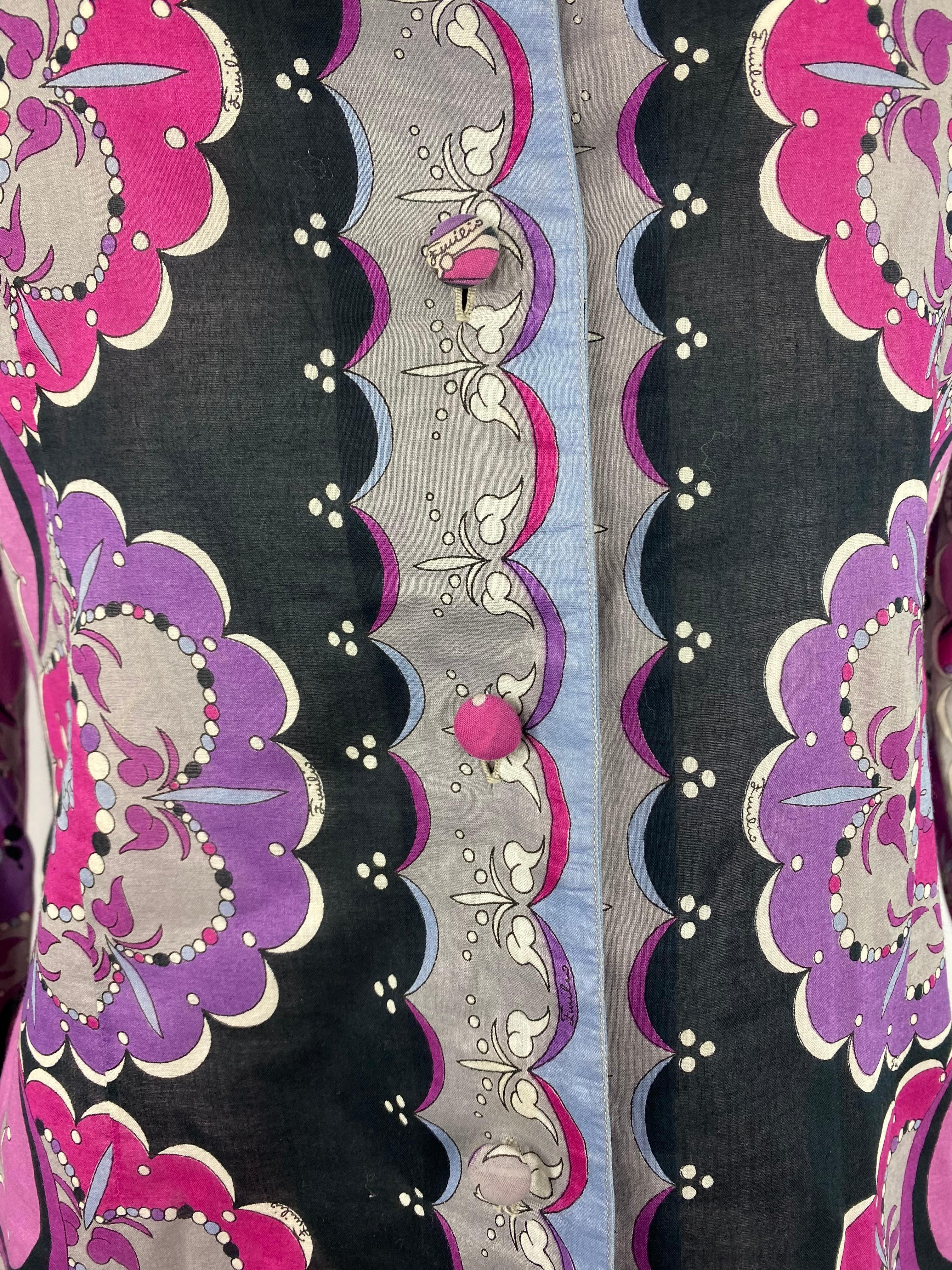 Einzelheiten zum Produkt:

Mit lila, blau, grau, schwarz und weiß mit floralem und geometrischem Motivmuster Button-Down-Hemd mit Kragen Design.