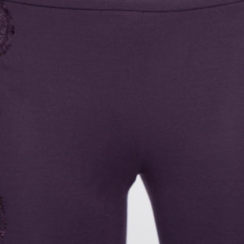 Fühlen Sie sich wohl und sehen Sie stilvoll aus in dieser Leggings von Emilio Pucci. Es ist aus einer Mischung hochwertiger Stoffe gefertigt und das Design wird durch einen auffälligen Spitzeneinsatz an beiden Seiten aufgewertet. Kombinieren Sie es