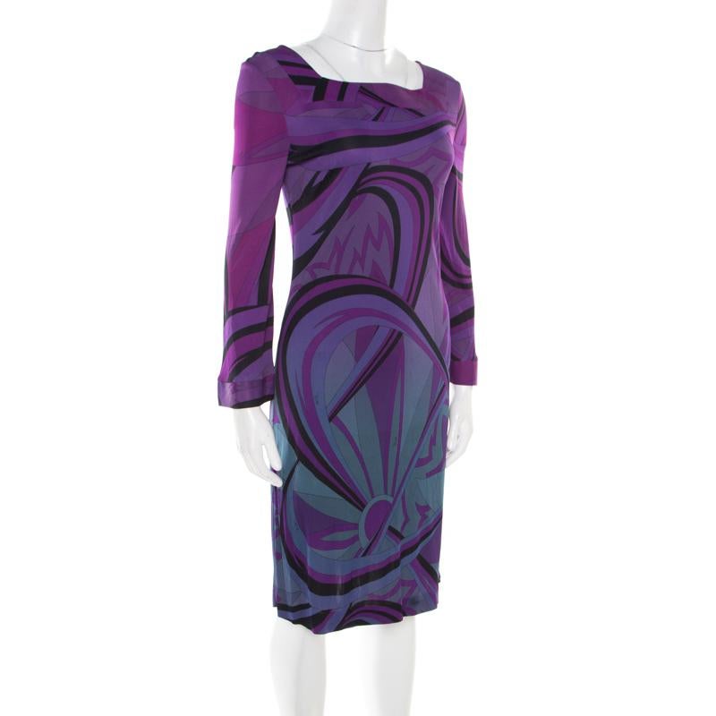 The tailoring of the dress is splendid and attractive making it one of the unparalleled creations of Emilio Pucci. Offering style and gracefulness, this purple piece is nothing but pure grandeur. It flaunts a short length, a squared neckline, and