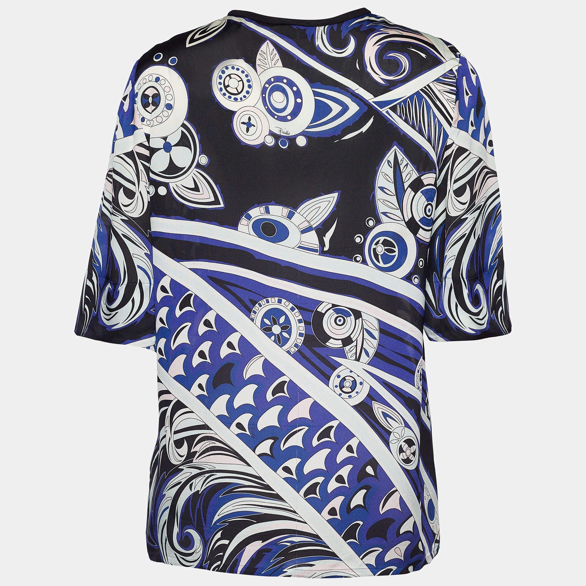 This Emilio Pucci blouse is a lovely feminine piece that will complement your bottom wear just perfectly. It features a purple print all over along with a bow detail near the neck. It is complete with short sleeves and a flattering silhouette.