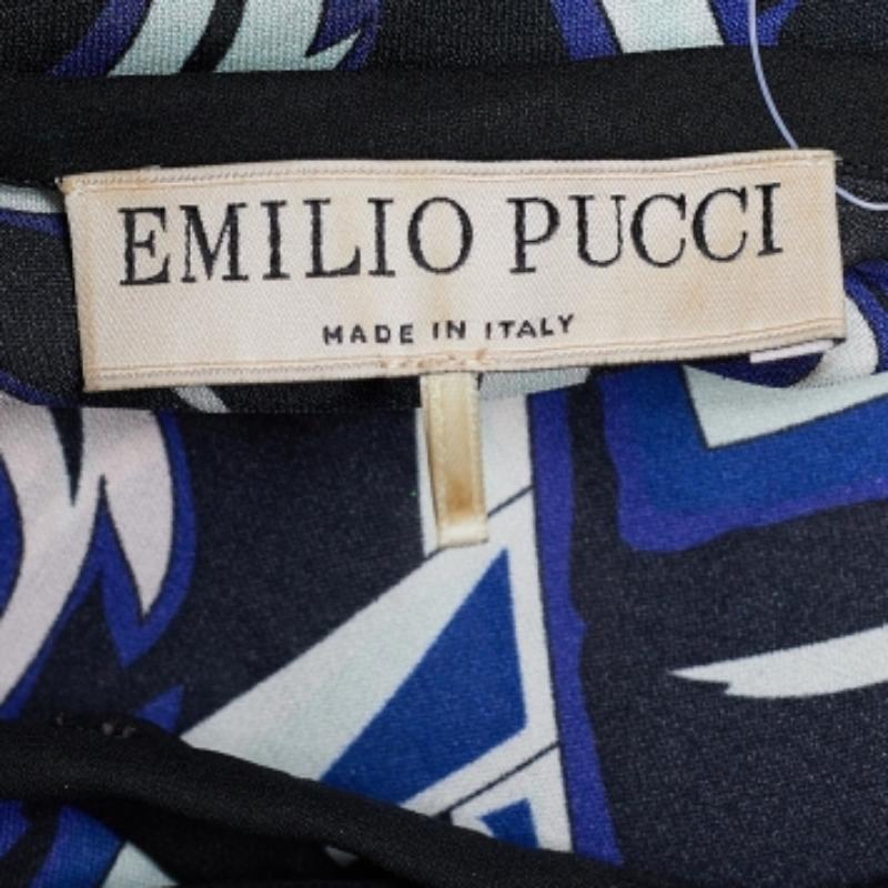 Questa camicetta di Emilio Pucci è un capo femminile che completerà perfettamente il tuo abbigliamento di fondo. Presenta una stampa viola su tutta la superficie e un fiocco vicino al collo. È dotato di maniche corte e di una silhouette elegante.