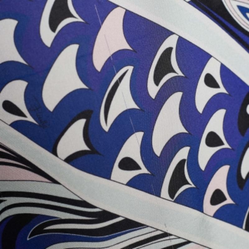 Emilio Pucci Camicetta in seta stampata viola con dettaglio fiocco sul collo M In condizioni buone in vendita a Dubai, Al Qouz 2