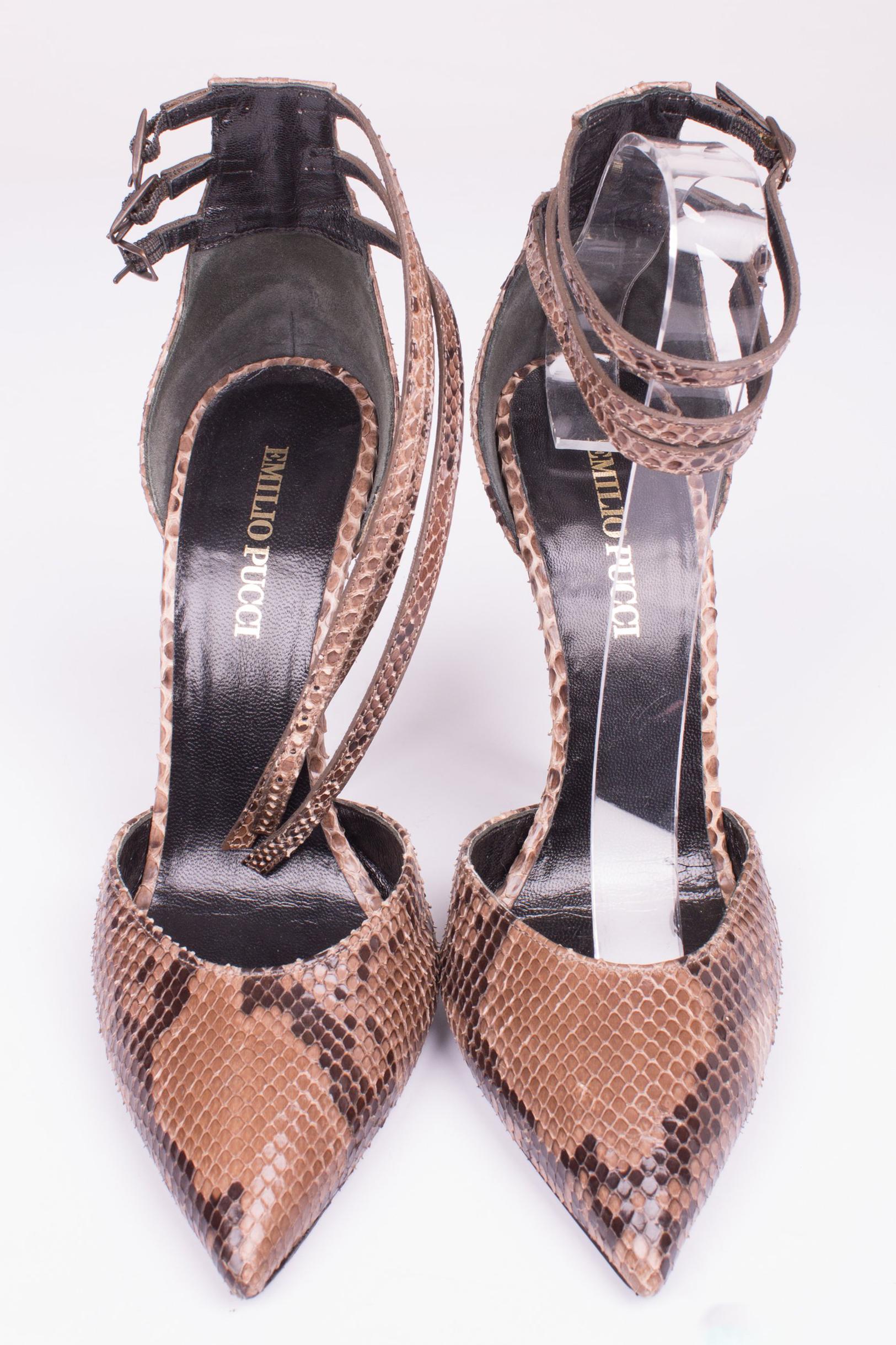 Pumps by Emilio Pucci fully made of brown python leather.

The slanted heel of this shoe measures 12 centimeters, no platform. A pointy toe. Three straps around the ankle with a small buckle. Fully lined with black leather.

These shoes have