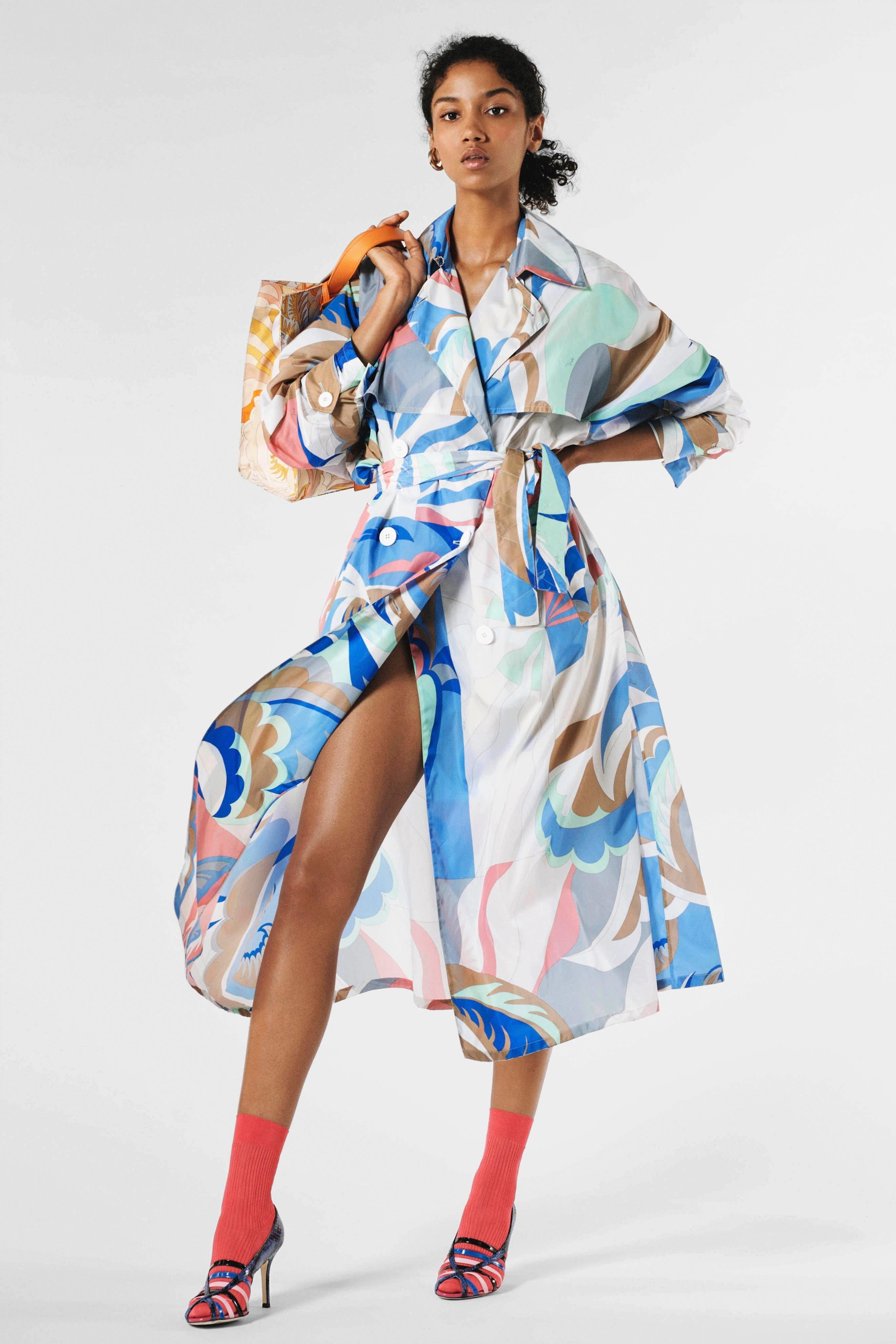 Emilio Pucci
$1050
P/E 2019
Indossato una volta per una sfilata di moda
Segni minimi di usura sulla suola
La soletta, la tomaia, la pelle di serpente e il tacco sono perfetti.
Dimensioni:  38.5
Pitone blu
Pelle rosa, blu e nera
Tacco di