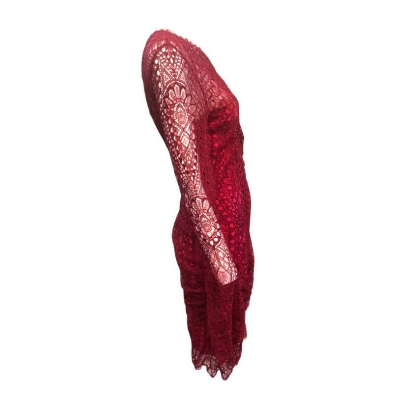 Dieses relativ zeitgenössische Emilio Pucci Kleid mit einer Schulter aus Spitze ist in einem atemberaubenden und luxuriösen, satten Burgunderrot gehalten. Es ist aus Maschinenspitze gefertigt, hat eine Schulter und einen gekrempelten Ärmel. Es ist