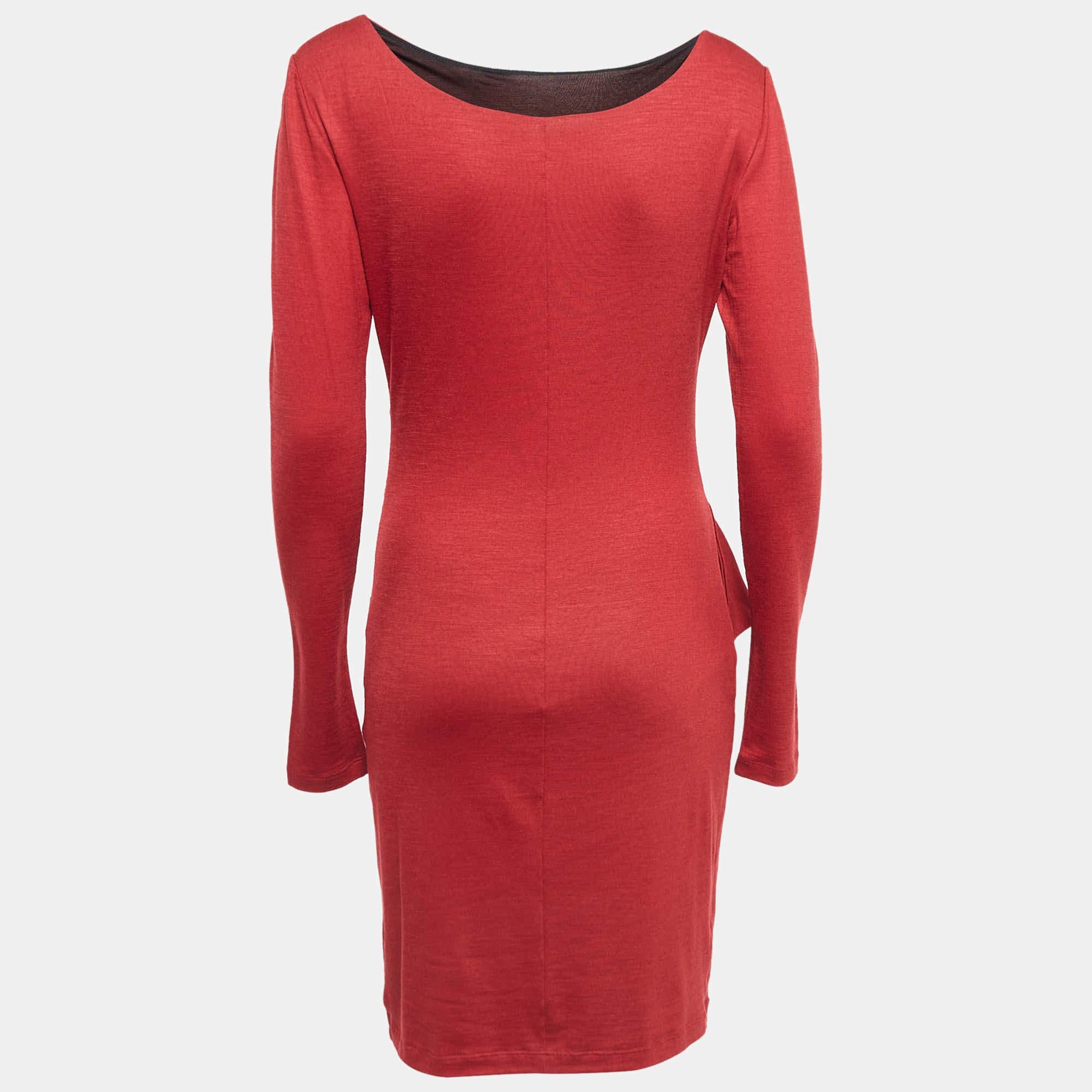 Découvrez les joies d'une confection experte avec cette robe de créateur pour femme. Méticuleusement confectionné, il offre une coupe impeccable et des détails luxueux garantissant un confort inégalé. Cette magnifique création rehaussera votre style