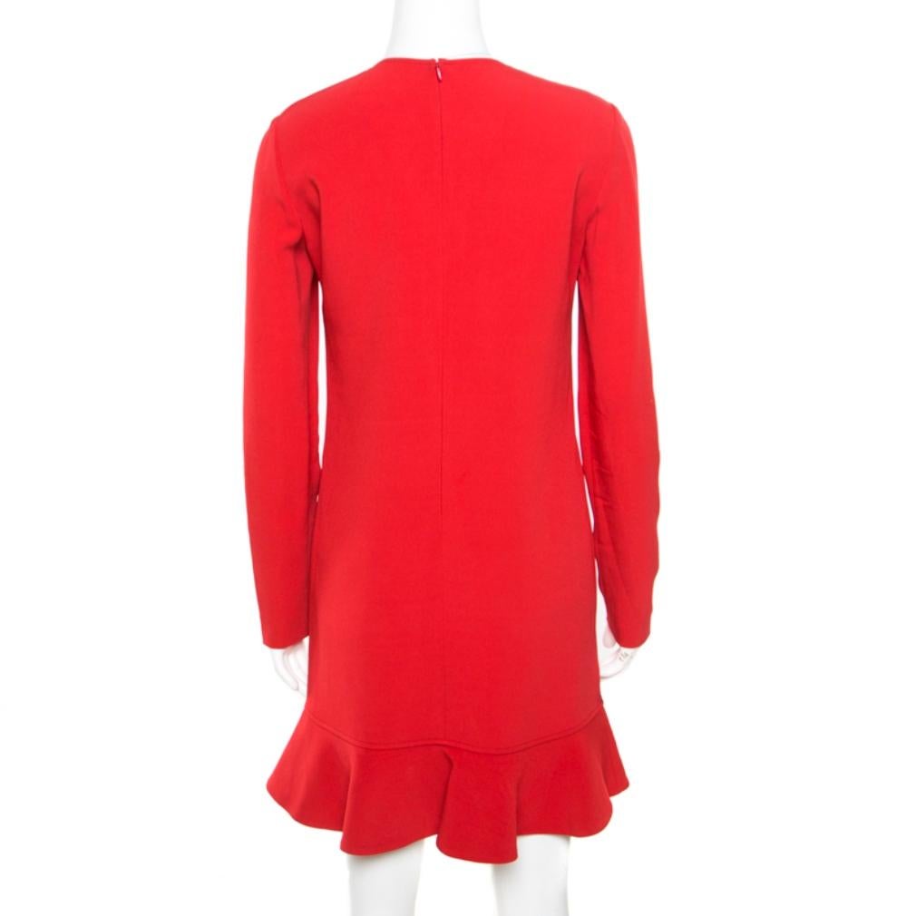 This ever-stylish piece from the fashion house of Emilio Pucci is a wardrobe staple. Get experimental by styling this red dress, crafted from a blend of fabrics, with contrasting footwear. The dress is complete with a flouncy hem and zipper