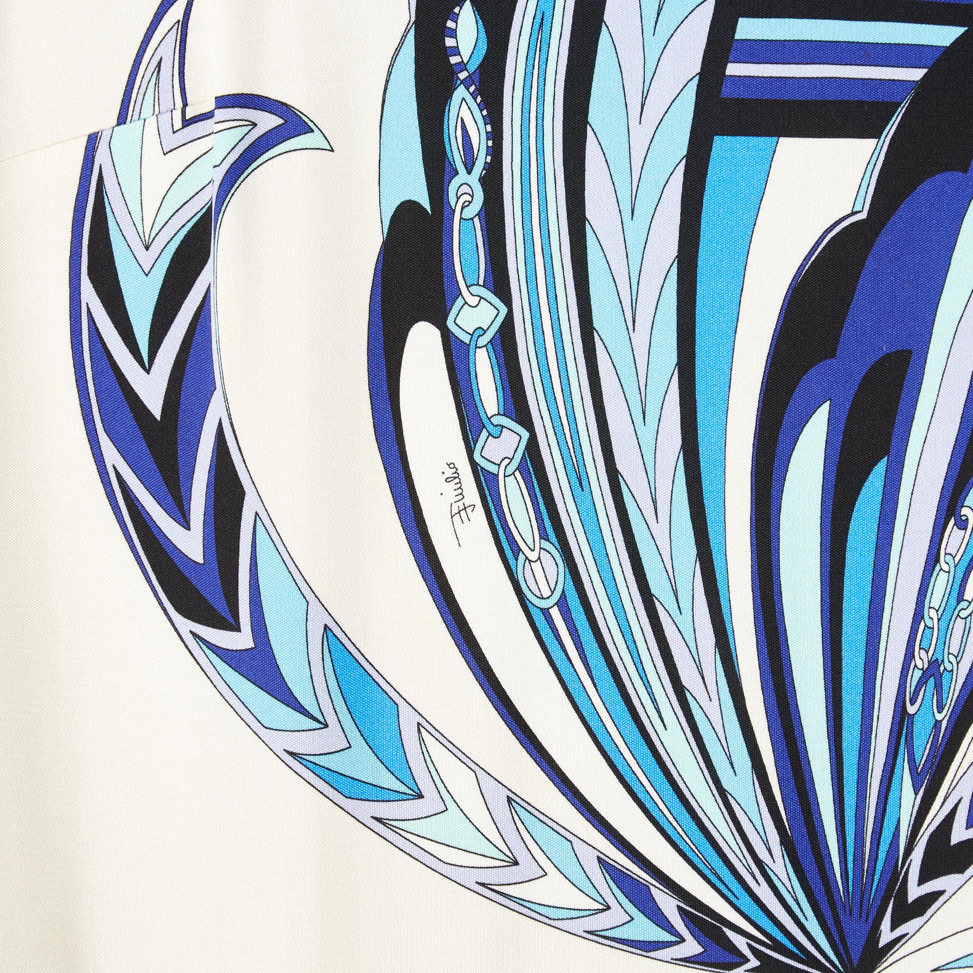 Abito di Emilio Pucci in maglia di seta ecru con motivo blu, scollo a barca, maniche lunghe, taglio dritto, sfoderato. Taglia FR40 o UK12 e US10: spalle 39 cm, petto 45 cm, lunghezza 102 cm, maniche 62 cm. L'abito doveva avere una cintura in