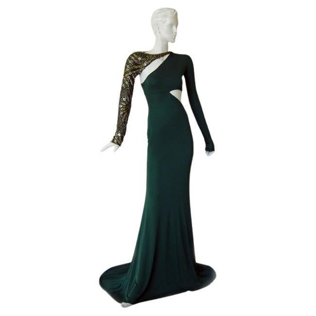 Robe de coupe en biais ornée de bijoux de la déesse verte Emilio Pucci. Confectionné en jersey double épaisseur ; découpe à la taille ; fermeture à glissière sur le côté. Elle présente une exquise manche longue en perles et cristaux, rehaussée d'un