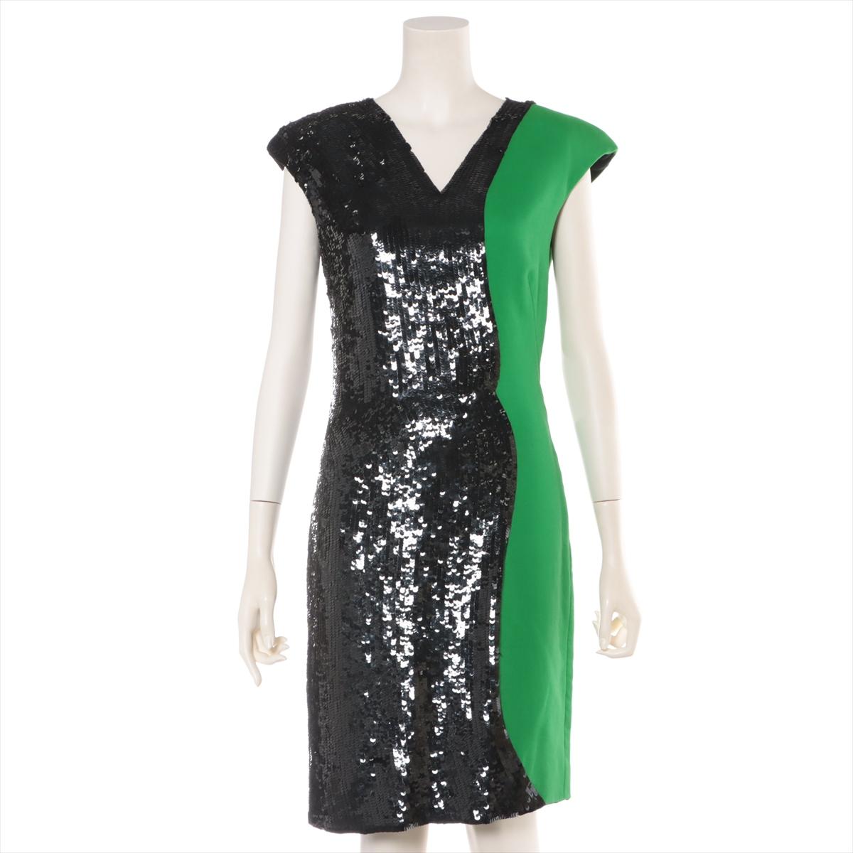 Das Emilio Pucci Paillettenkleid aus Rayon in Schwarz und Grün ist ein auffälliges und glamouröses Stück, das die charakteristische Kühnheit und das Flair der Marke widerspiegelt. Das aus luxuriöser Viskose gefertigte Kleid besticht durch ein