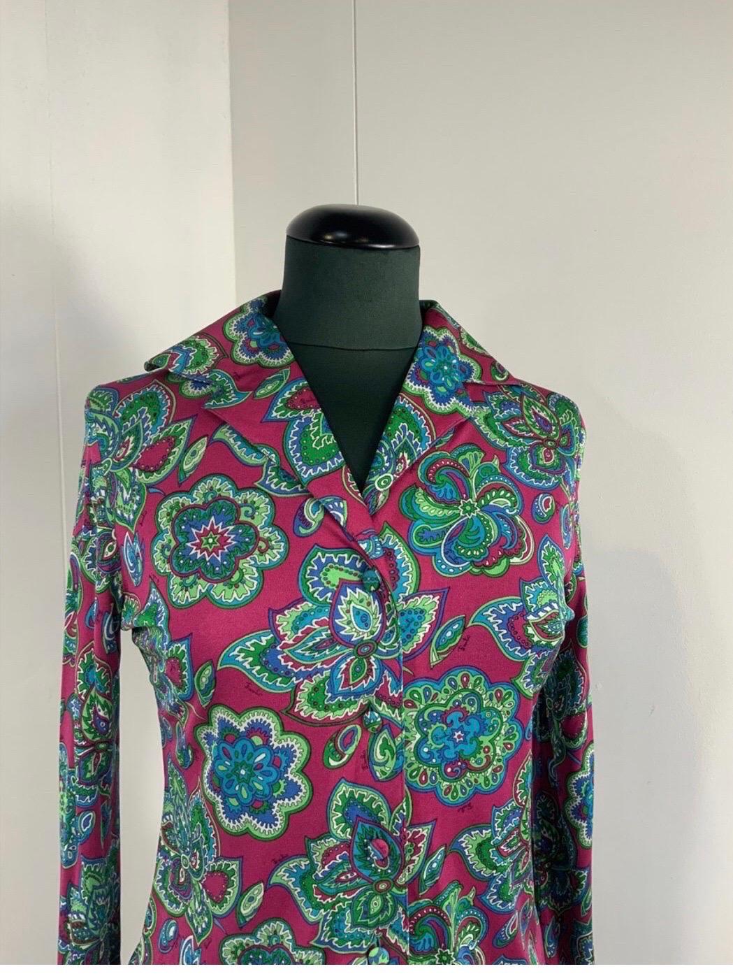 vintage 70s.
in silk. beautiful colors.
indicated size 8.
wears an Italian 40/42.
shoulders 40.
bust 45.
length 66
sleeve 67
good general condition, shows signs of normal use. As shown in the photo, it has holes in one arm below the shoulder