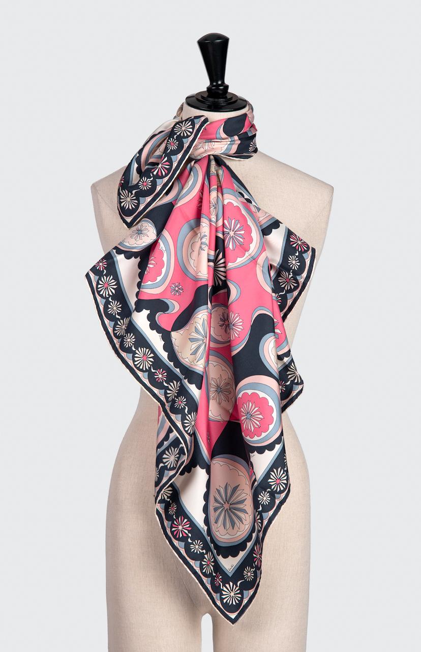 Dies ist ein fabelhafter Emilio Pucci Seidenschal aus den frühen 1970er Jahren. Es zeigt einen der unverkennbaren Blumenprints von Pucci in verschiedenen Rosa-:: Schwarz- und Grautönen. 

Das quadratische Muster aus knackigem Seidenköper zeigt