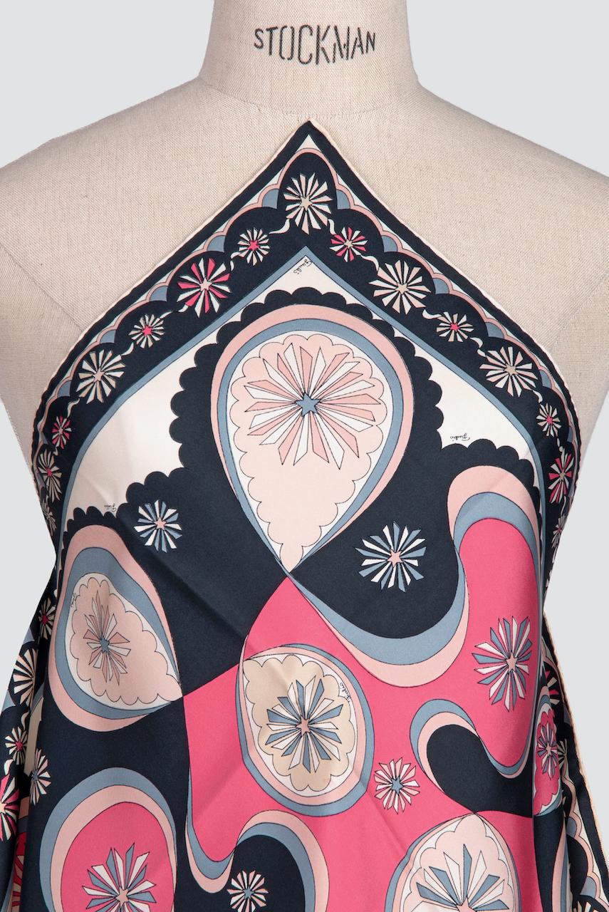 EMILIO PUCCI Signature Floral Print Pink & Schwarzer Seidenköperschal:: frühe 1970er Jahre im Zustand „Hervorragend“ in Munich, DE