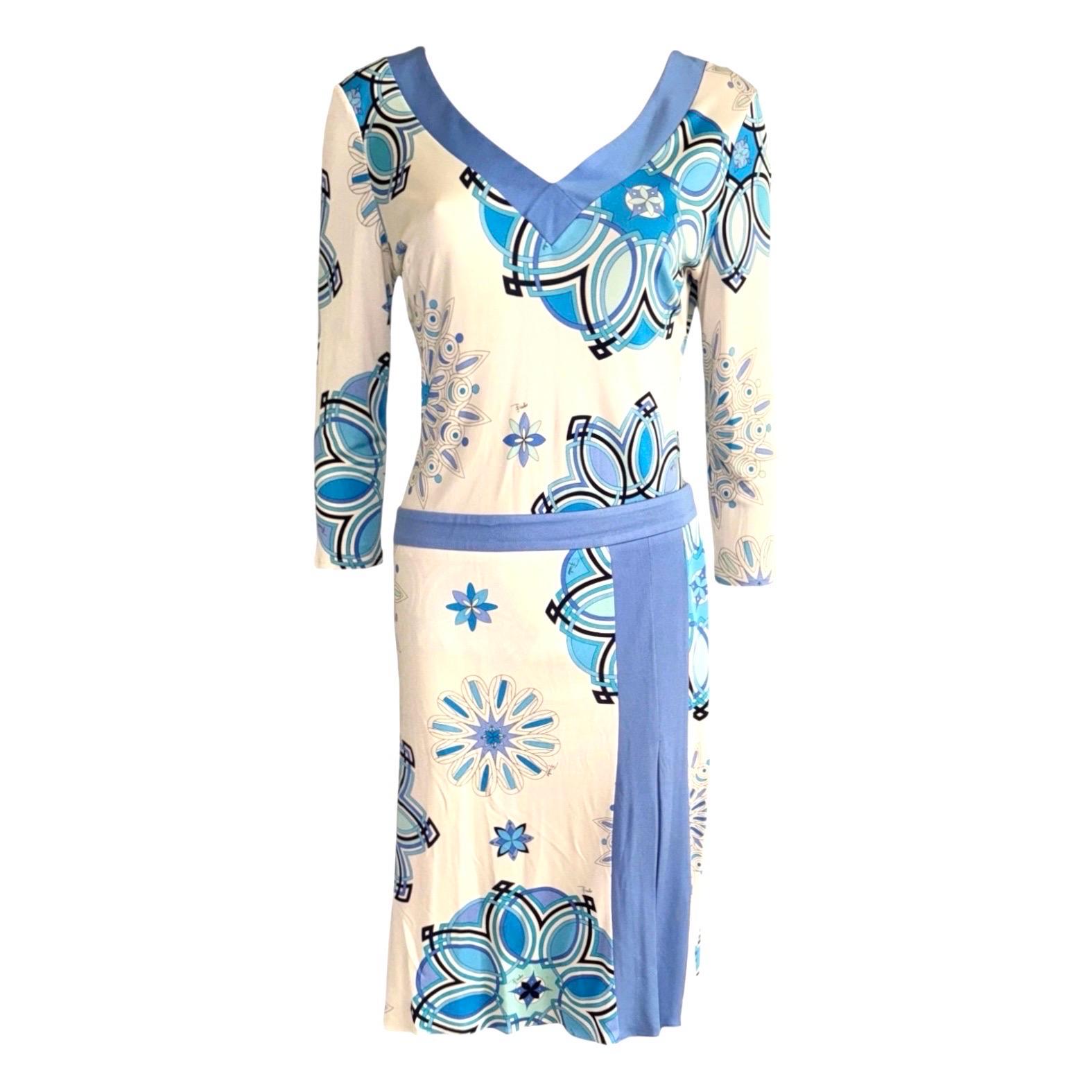 Un conjunto impresionante de Emilio Pucci
Consta de dos piezas, top y falda
Estampado con la firma de Emilio Pucci sobre jersey de seda fina
