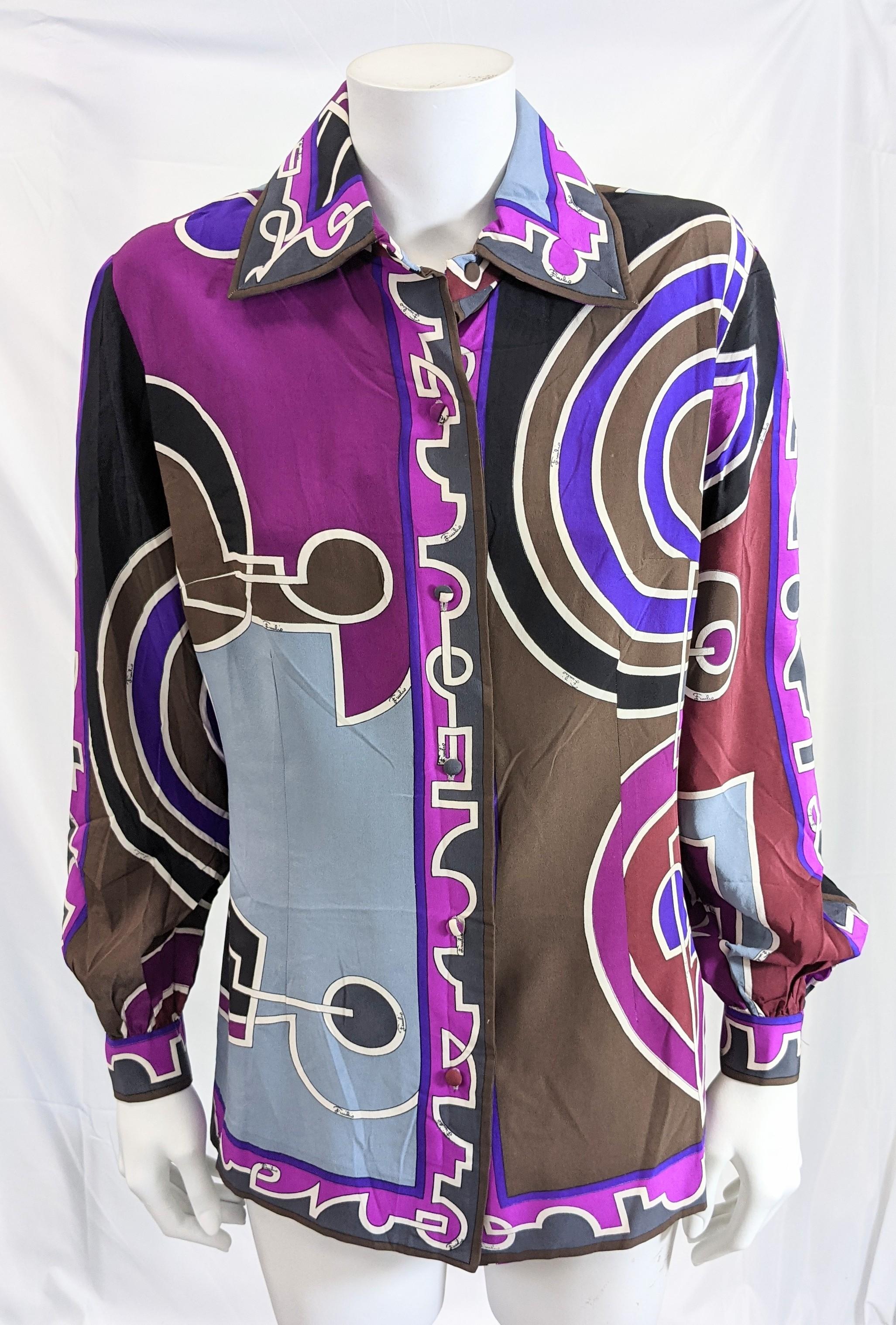 Auffälliges Vintage Emilio Pucci Seiden-Krepp-Hemd aus den 1960er Jahren. Lebendige Grafiken in Lila- und Brauntönen. Durchgehender Kragen, verdeckte Seidenknöpfe an der Knopfleiste und geraffte Ärmel. Vintage Größe 12, Modern 8-10.
